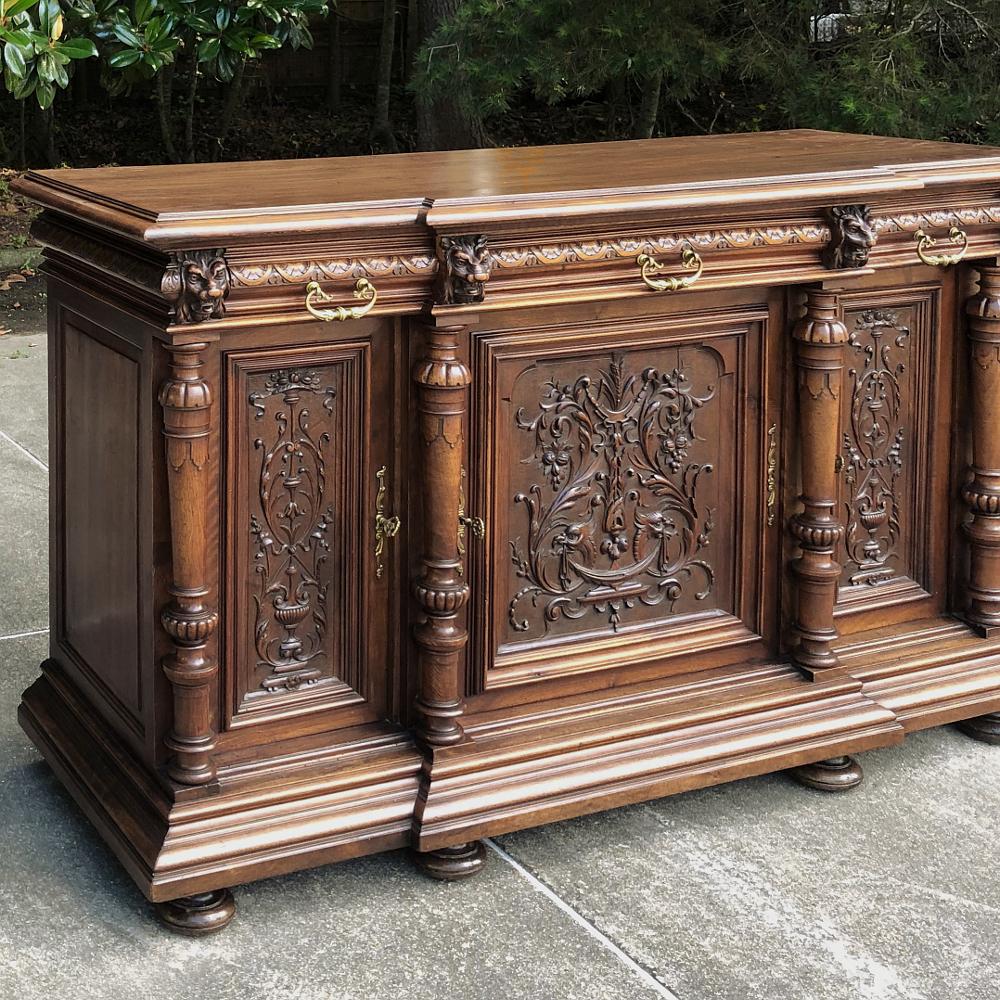 le buffet en noyer Henri II du XIXe siècle est un chef-d'œuvre de l'art du sculpteur sur bois ! Sculpté dans du noyer français de qualité:: il présente des têtes de lions en plein relief:: des bas-reliefs stylisés d'inspiration Renaissance sur les
