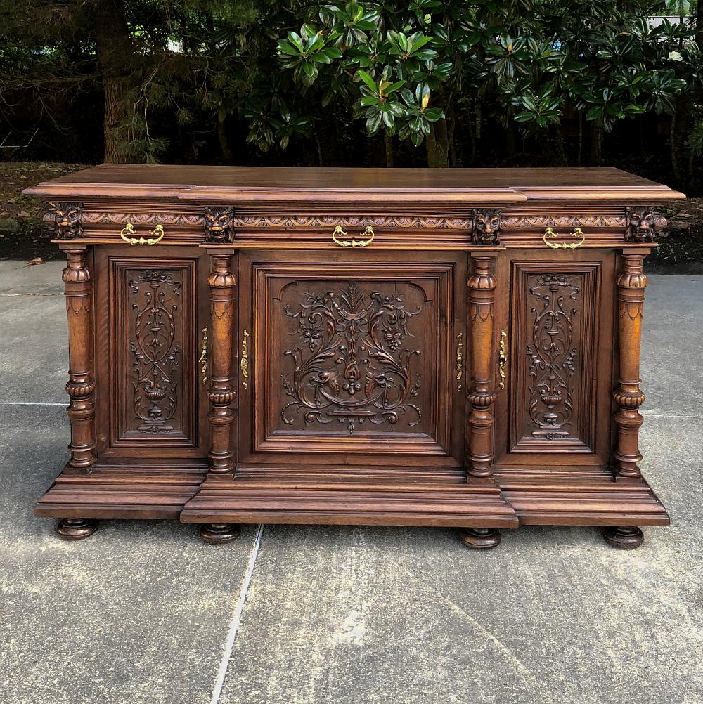 Français buffet en noyer Henri II du 19ème siècle