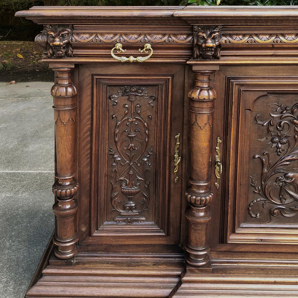 Sculpté à la main buffet en noyer Henri II du 19ème siècle