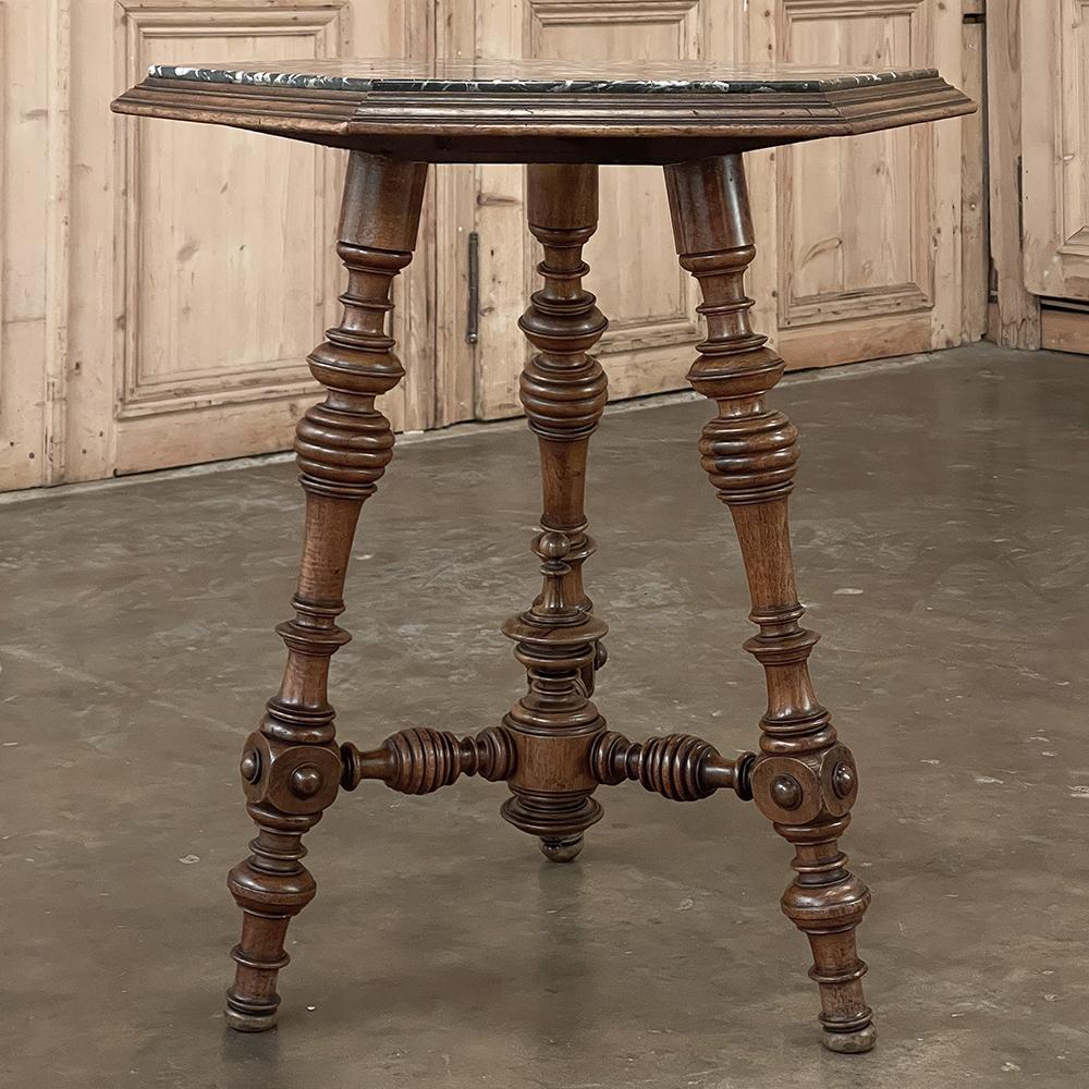 Mesa auxiliar francesa del siglo XIX Henri II de nogal con tapa hexagonal de mármol en venta 4