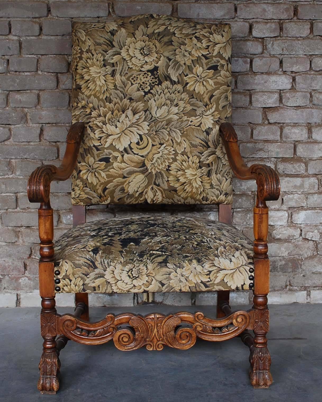 Cette chaise trône française à haut dossier de la fin du XIXe siècle est fabriquée en bois de hêtre massif. Elle possède la sellerie d'origine qui présente une certaine usure sur la surface des sièges. Les accoudoirs sont sculptés de feuilles