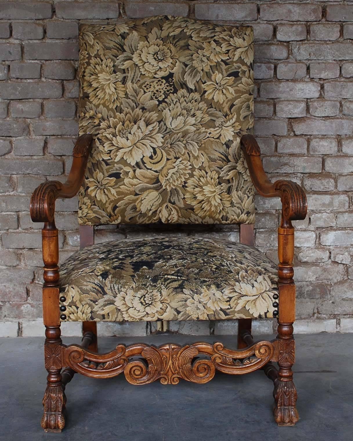 Questa sedia da trono francese con schienale alto della fine del XIX secolo è realizzata in legno di faggio massiccio. Ha la tappezzeria originale che presenta un po' di usura sulla superficie dei sedili. I braccioli presentano intagli a foglie