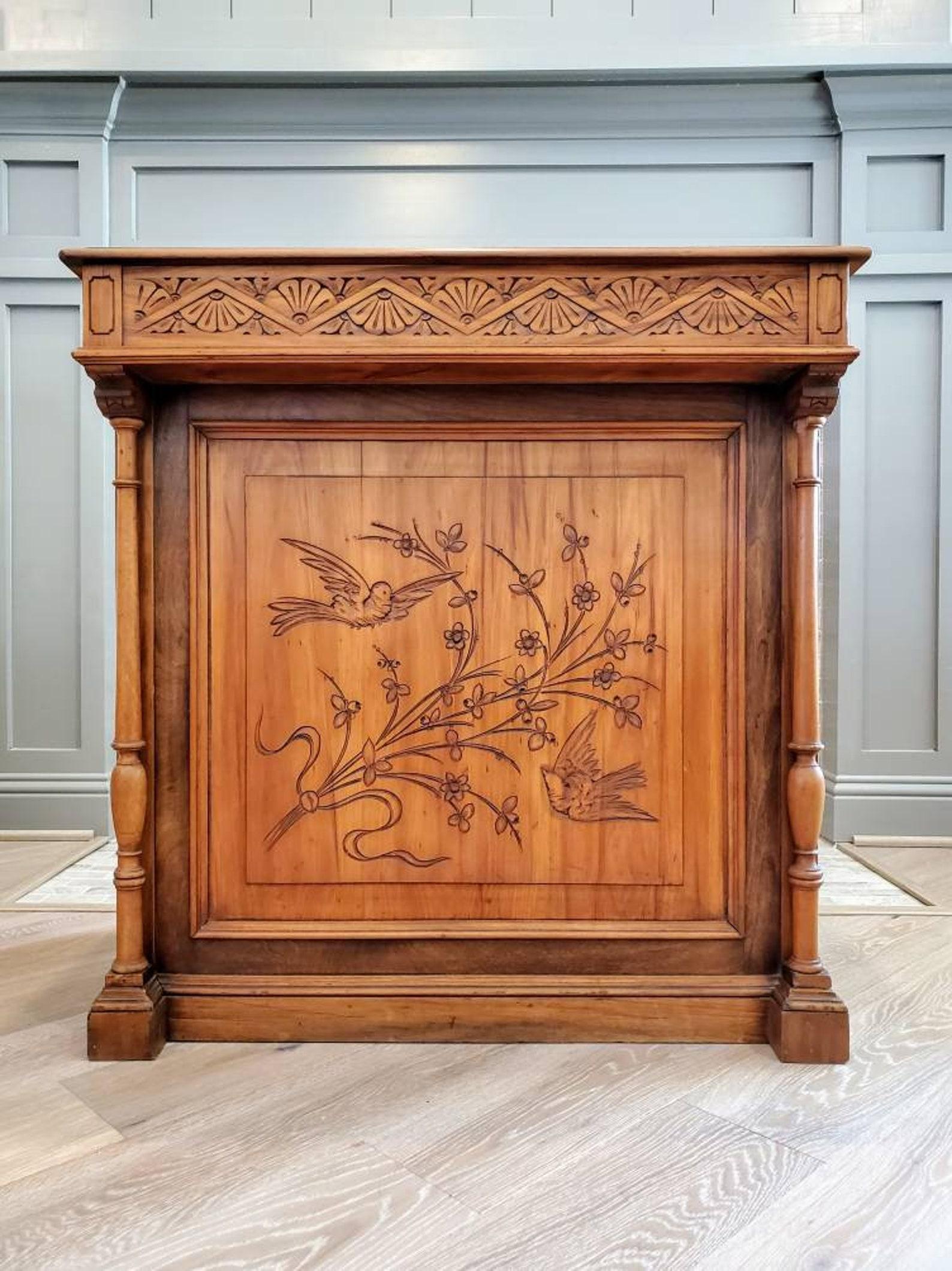An exquisite freestanding hotel clerk's desk from the late 19th century. Born in France, durning the Victorian era, exceptionally executed in period Aesthetic Movement style, serenity with Eastern influence, having a single locking frieze drawer