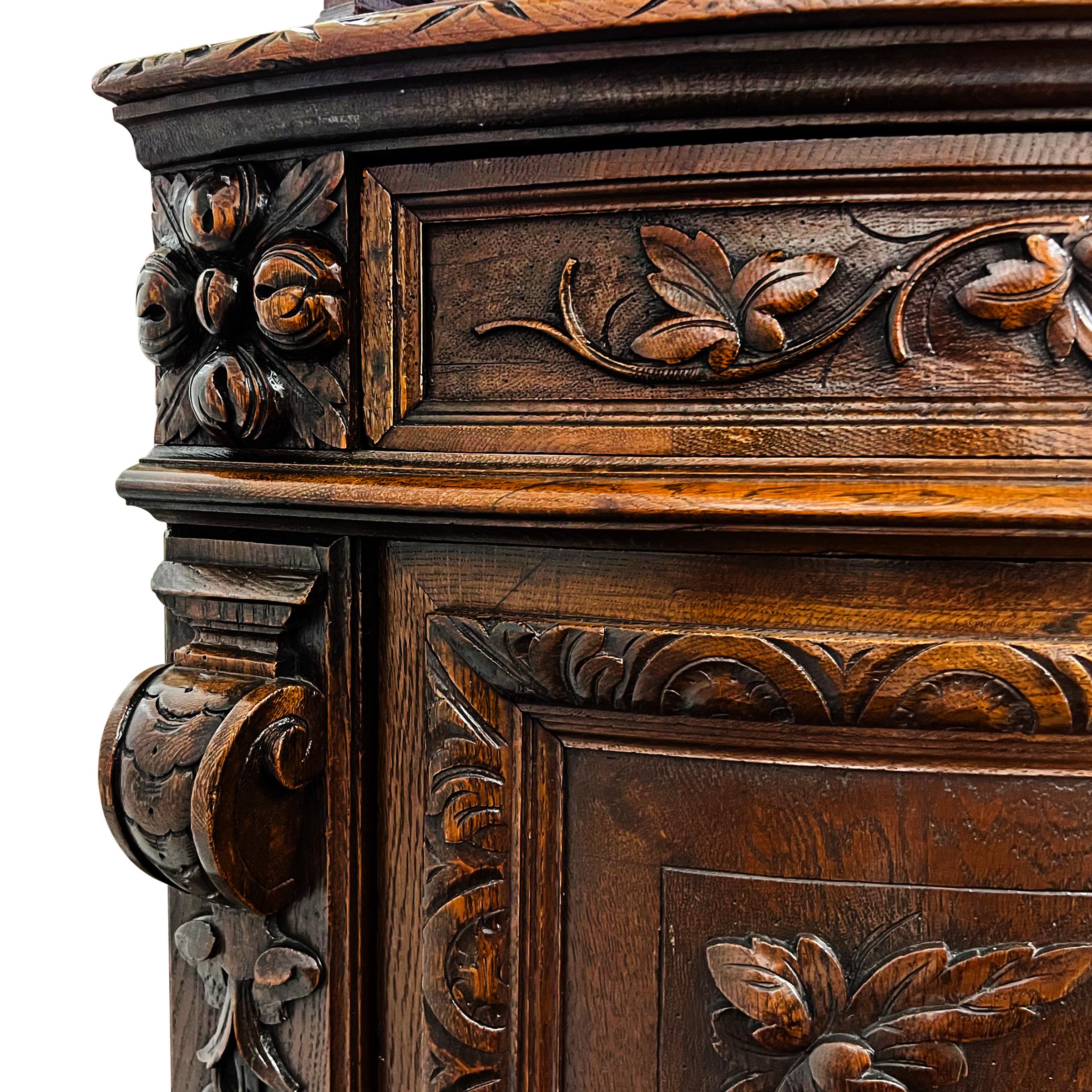 19th Century French Hunt-Themed Corner Cabinet For Sale 5