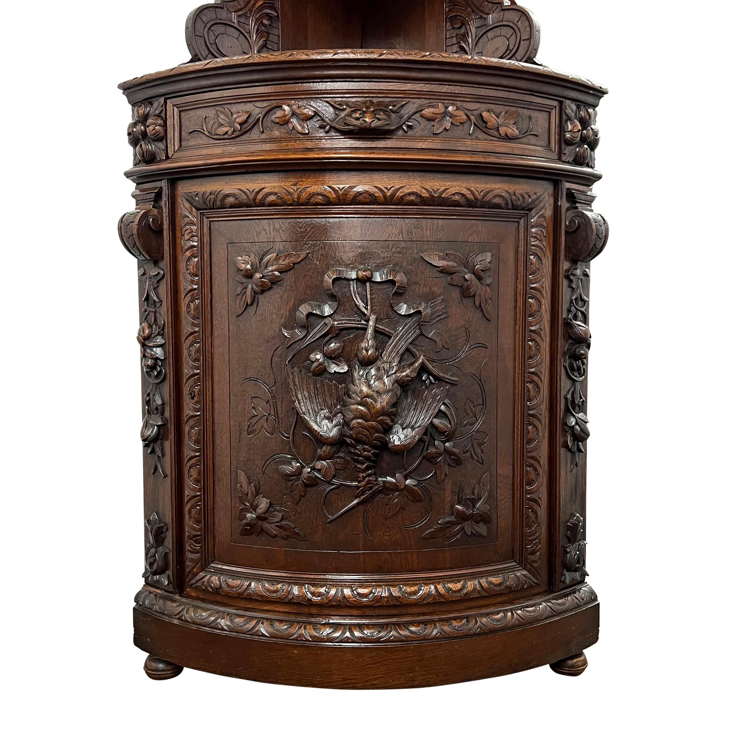 19th Century French Hunt-Themed Corner Cabinet In Good Condition For Sale In Chicago, IL