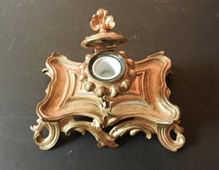 Ensemble de bureau à encriers en bronze de style Louis XV du 19ème siècle en forme de dorure