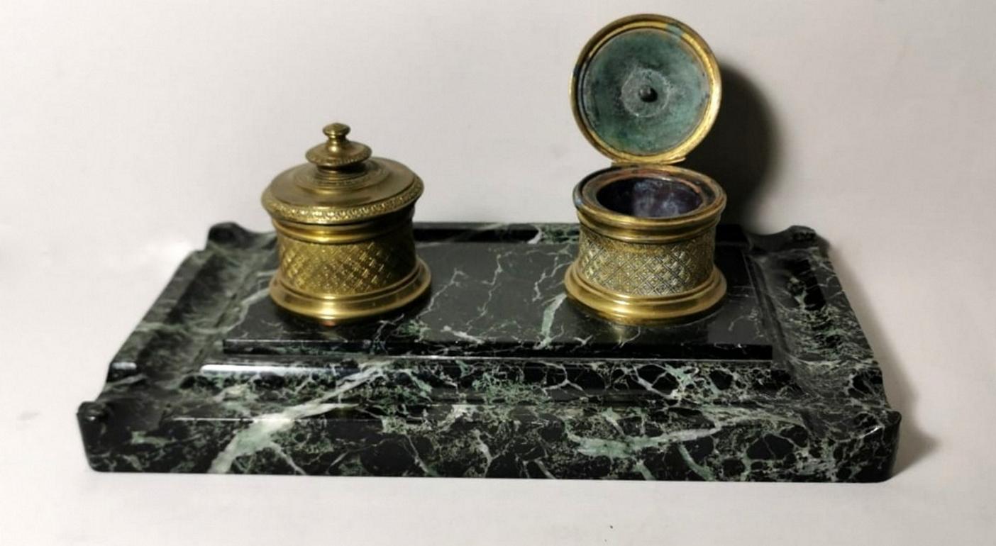 Important and massive French inkwell; the ink containers are in gilded bronze; their body was made on a manual lathe, then embellished with a knurling with a light and elegant design; the lids, hinged, are decorated with acanthus leaves, in pure