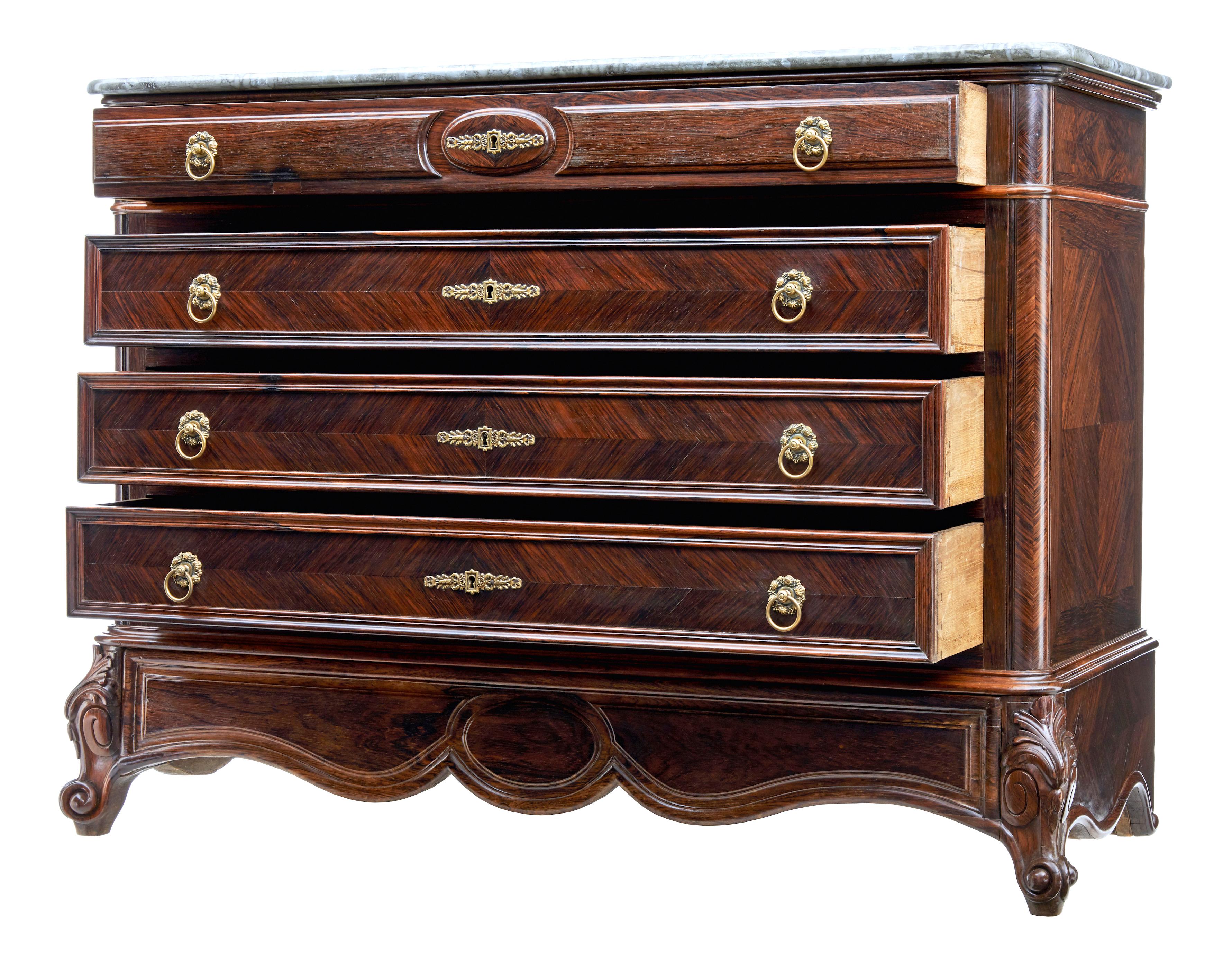 Intagliato a mano Cassettiera francese intarsiata del XIX secolo con piano in finto marmo in vendita