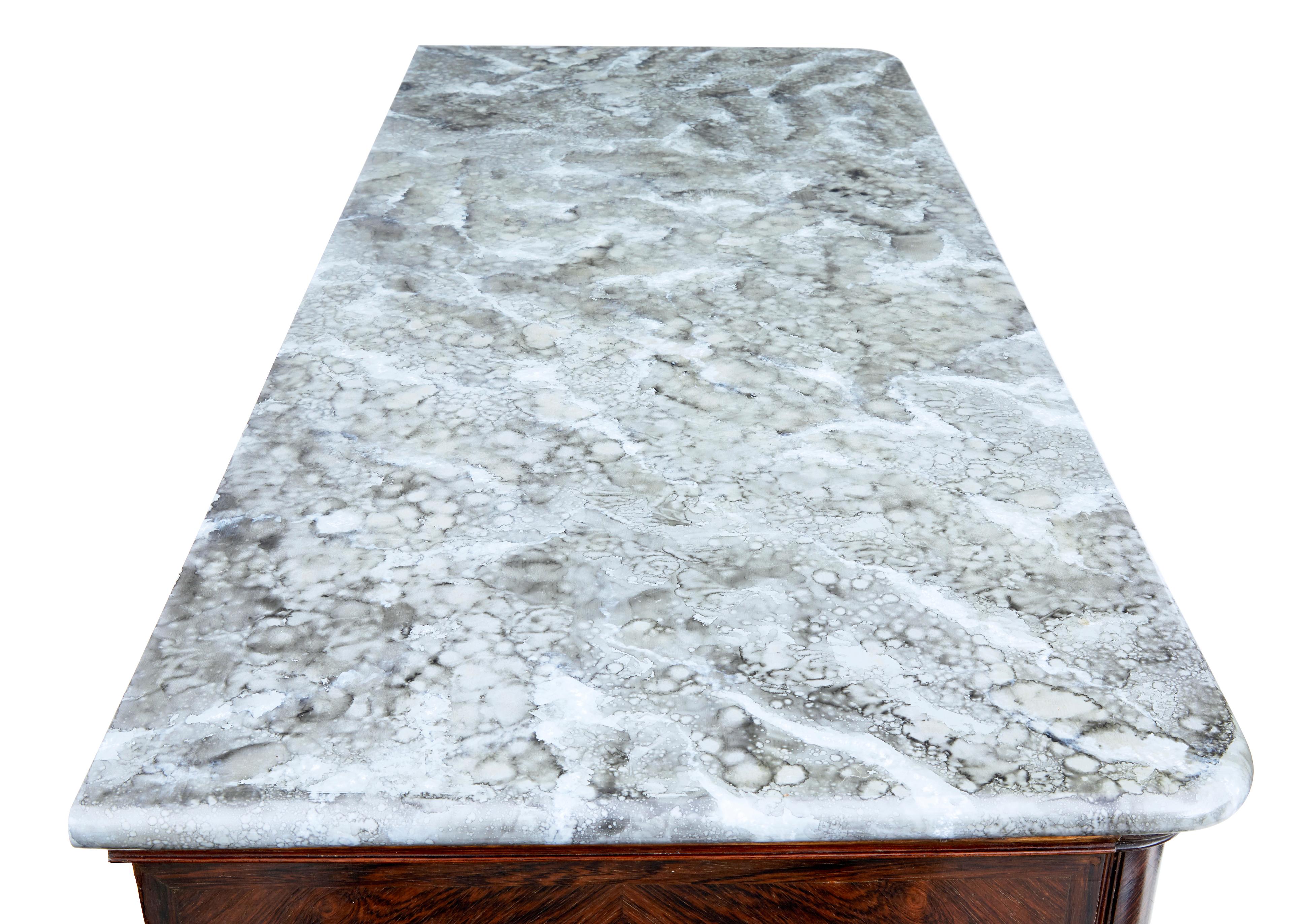 Cassettiera francese intarsiata del XIX secolo con piano in finto marmo in vendita 2