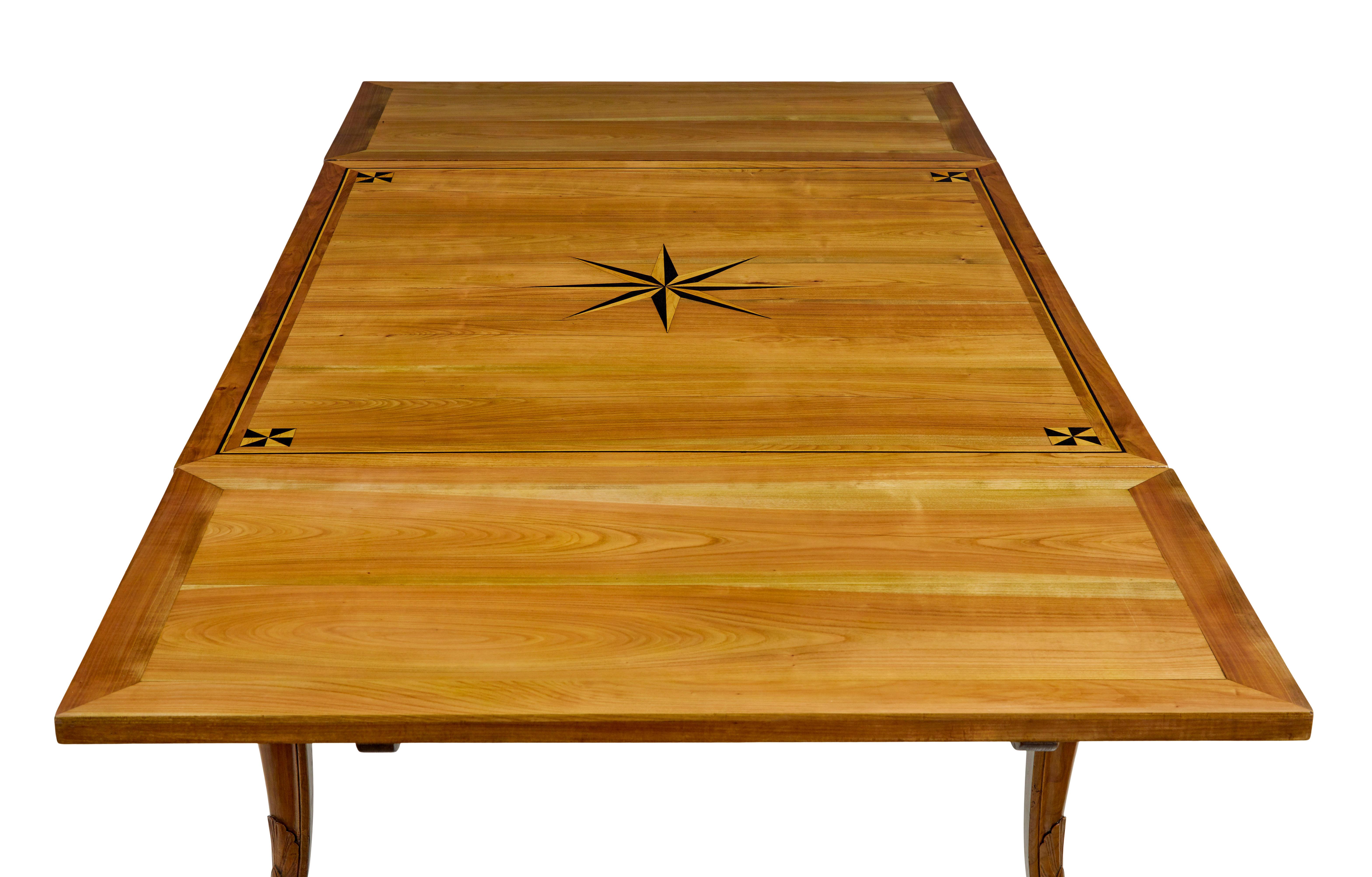 Sculpté Table de salle à manger française du 19ème siècle en bois fruitier incrusté en vente