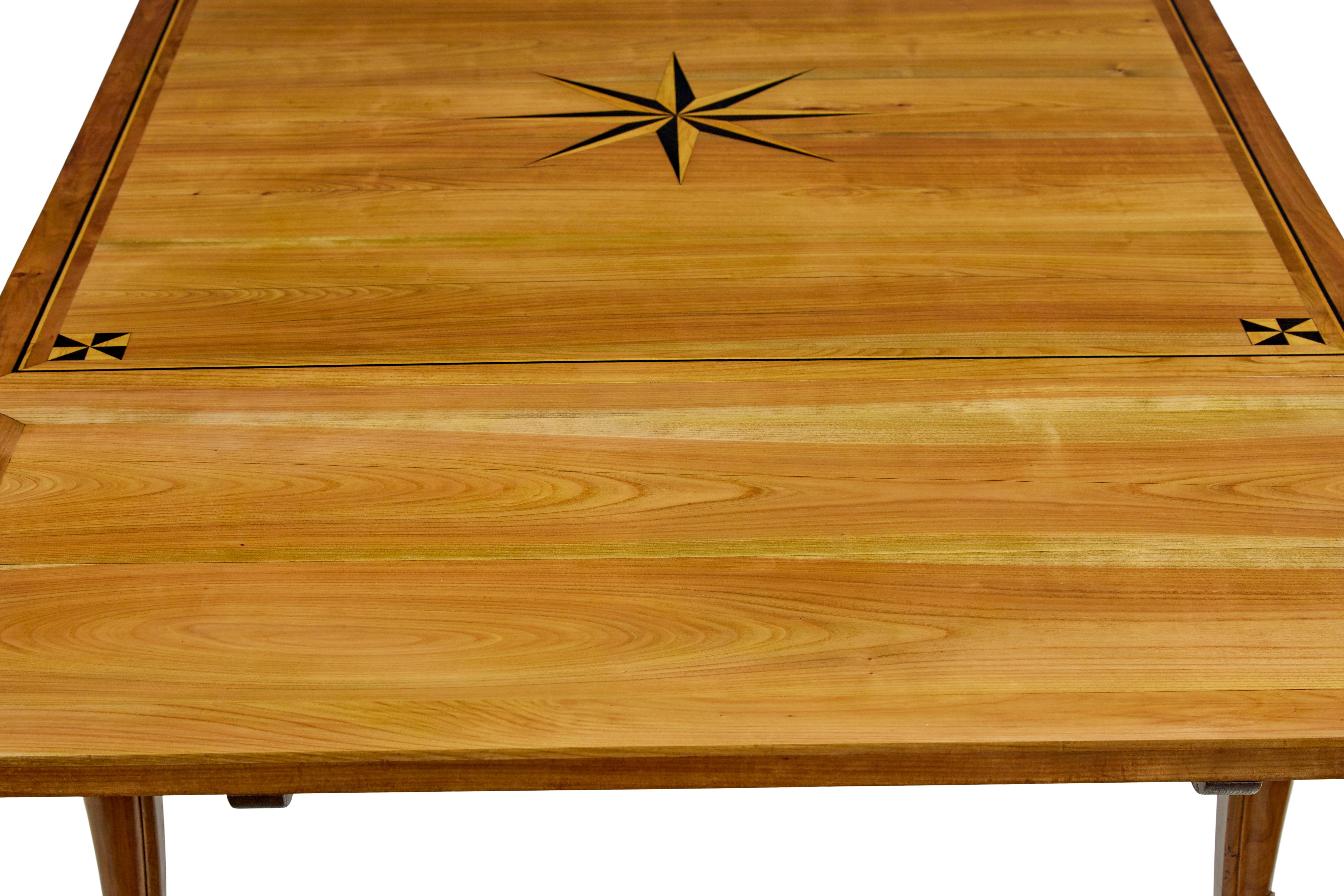 Table de salle à manger française du 19ème siècle en bois fruitier incrusté Bon état - En vente à Debenham, Suffolk