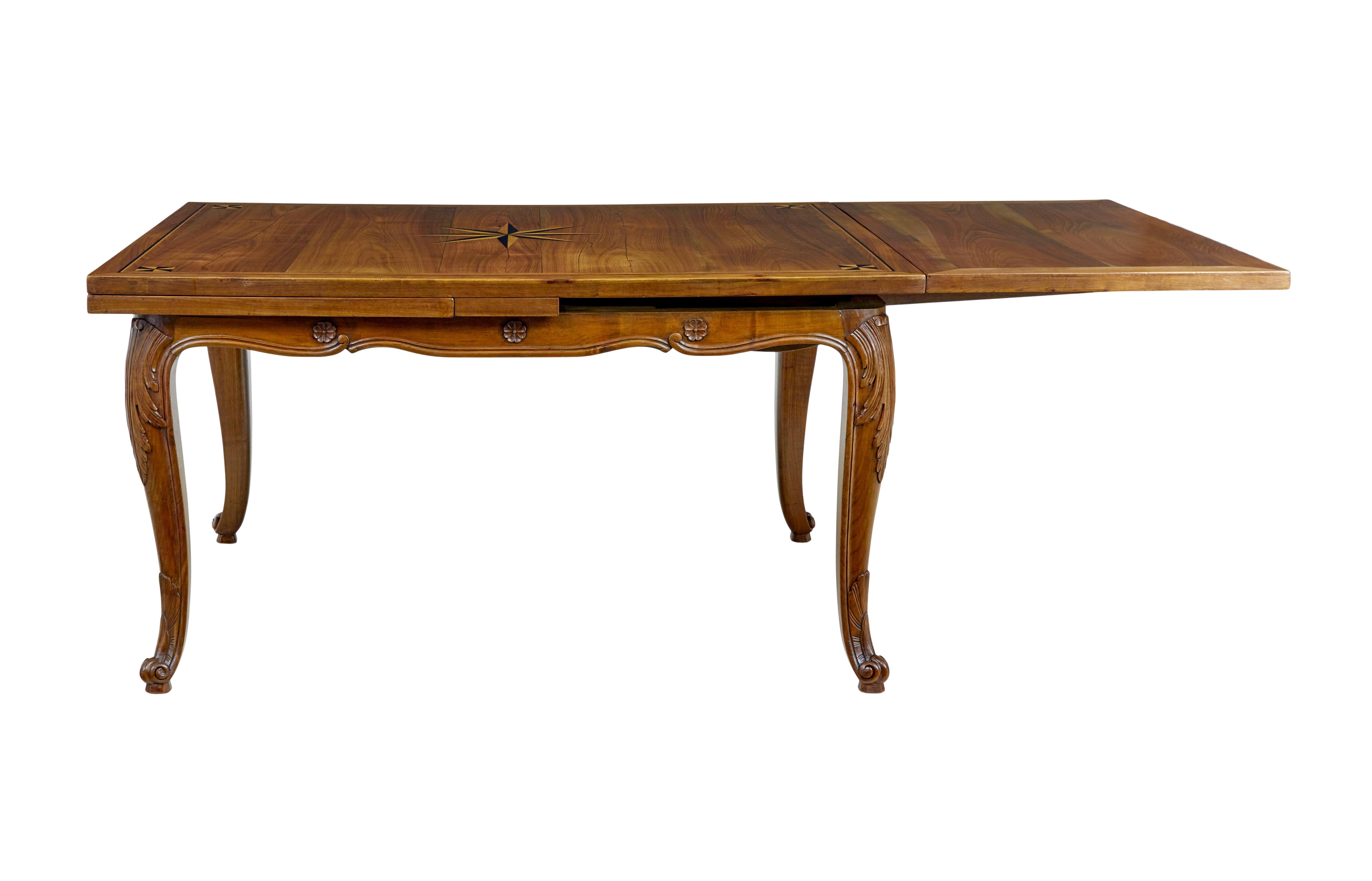 Rustique Table de salle à manger à rallonge en bois fruitier marqueté du 19e siècle en vente