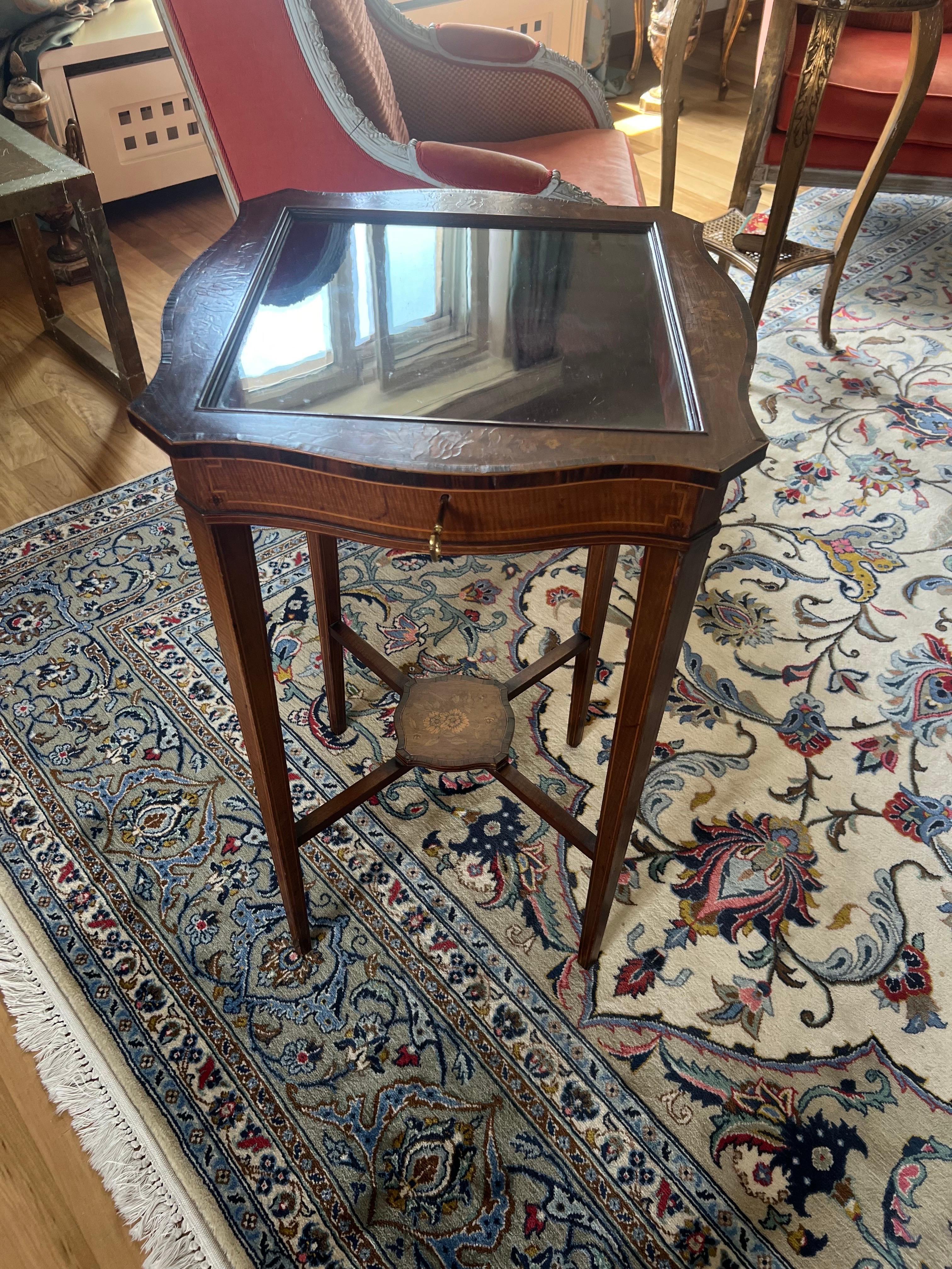 Mesa vitrina francesa del siglo XIX tallada a mano con taracea y tapa de cristal en venta 4
