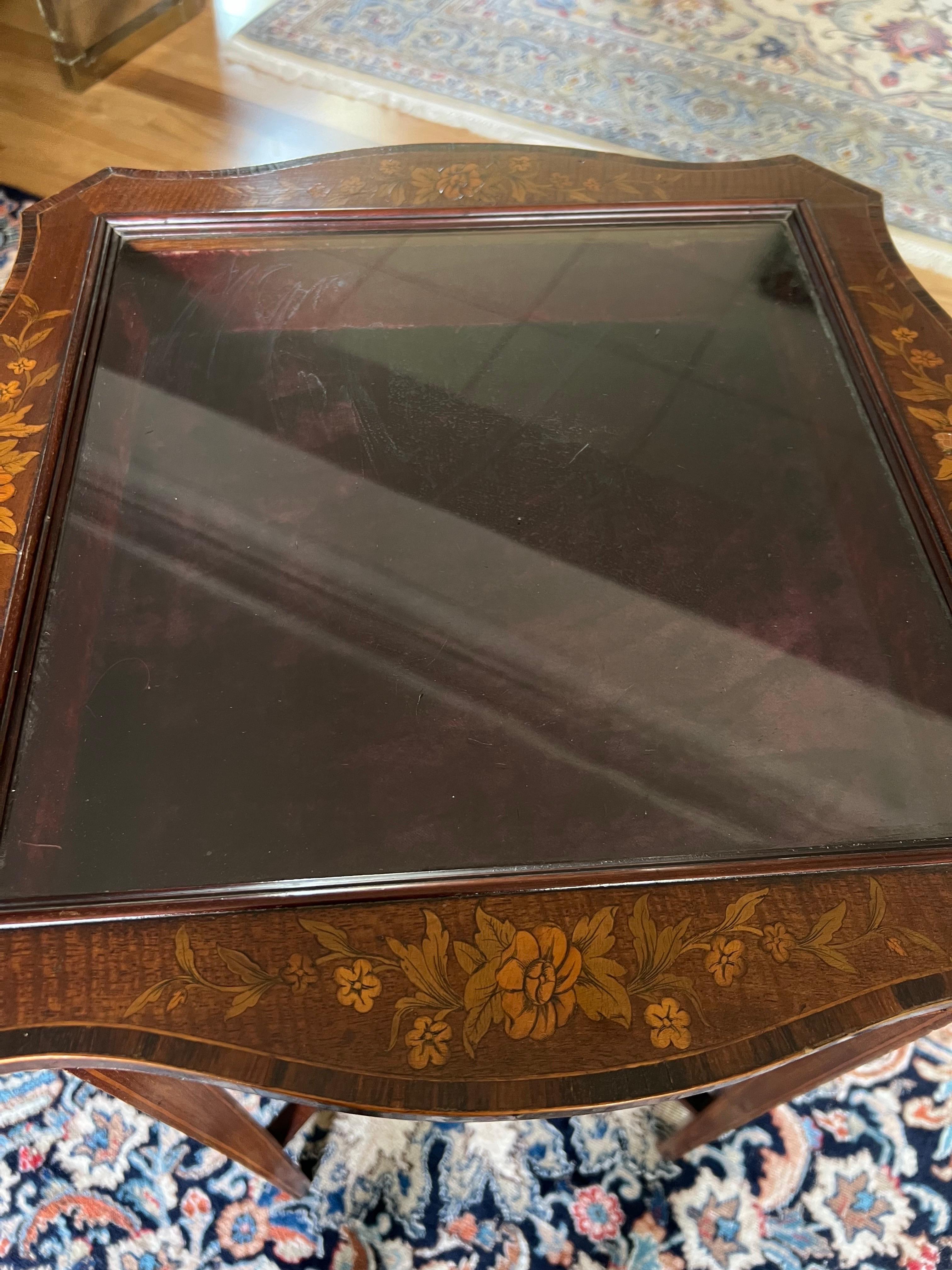 Mesa vitrina francesa del siglo XIX tallada a mano con taracea y tapa de cristal en venta 5