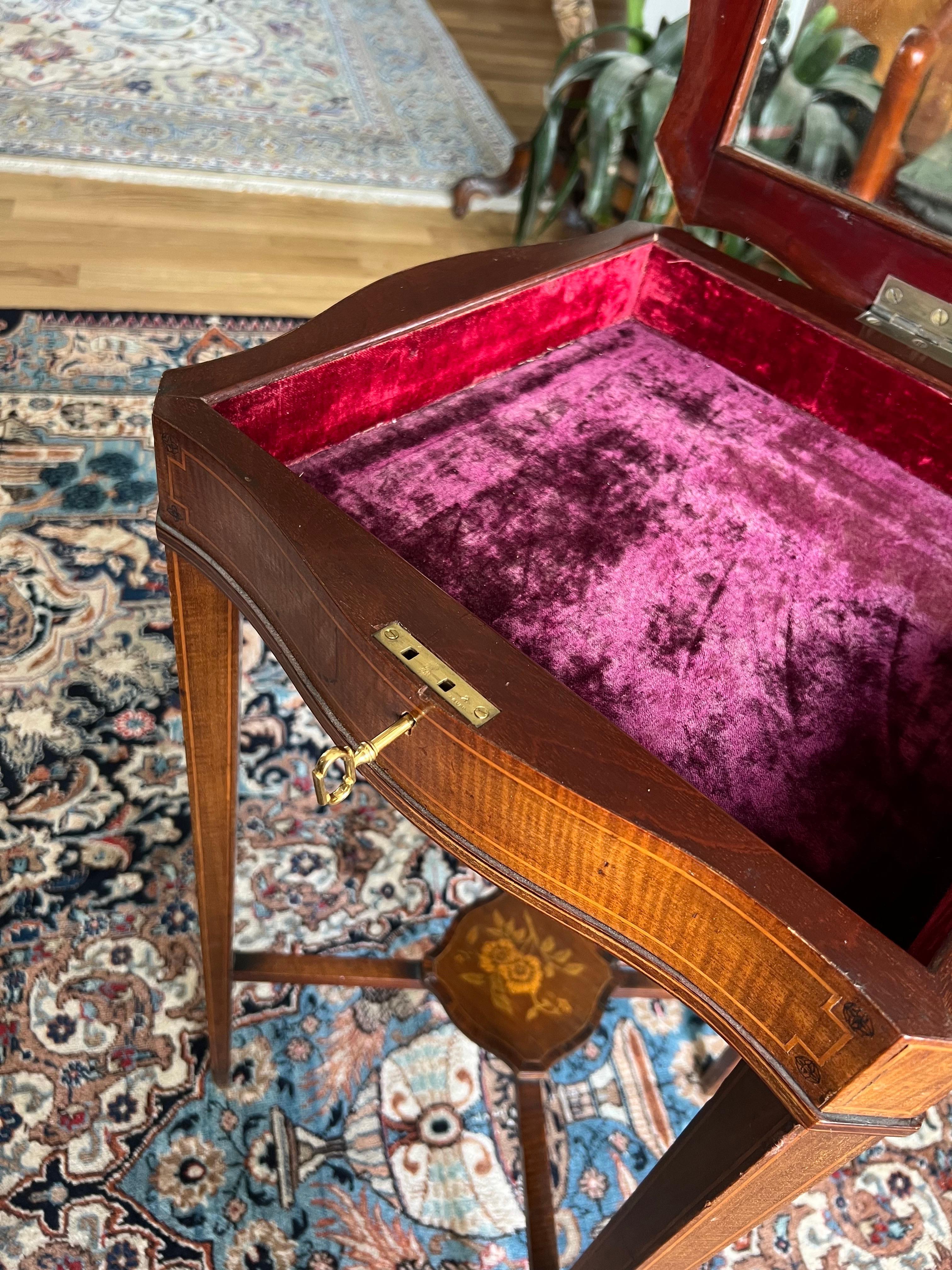 Mesa vitrina francesa del siglo XIX tallada a mano con taracea y tapa de cristal en venta 6