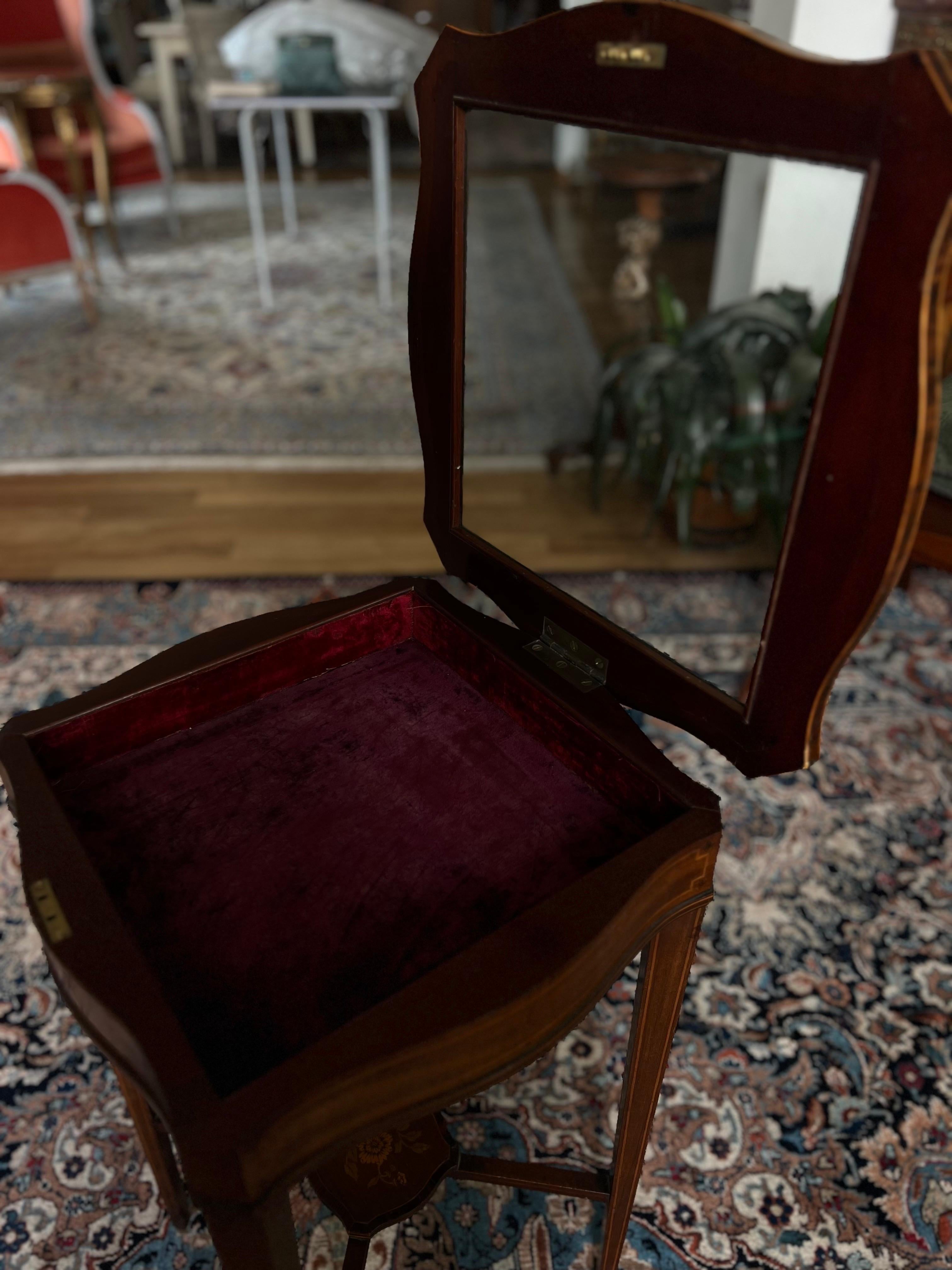 Mesa vitrina francesa del siglo XIX tallada a mano con taracea y tapa de cristal en venta 8