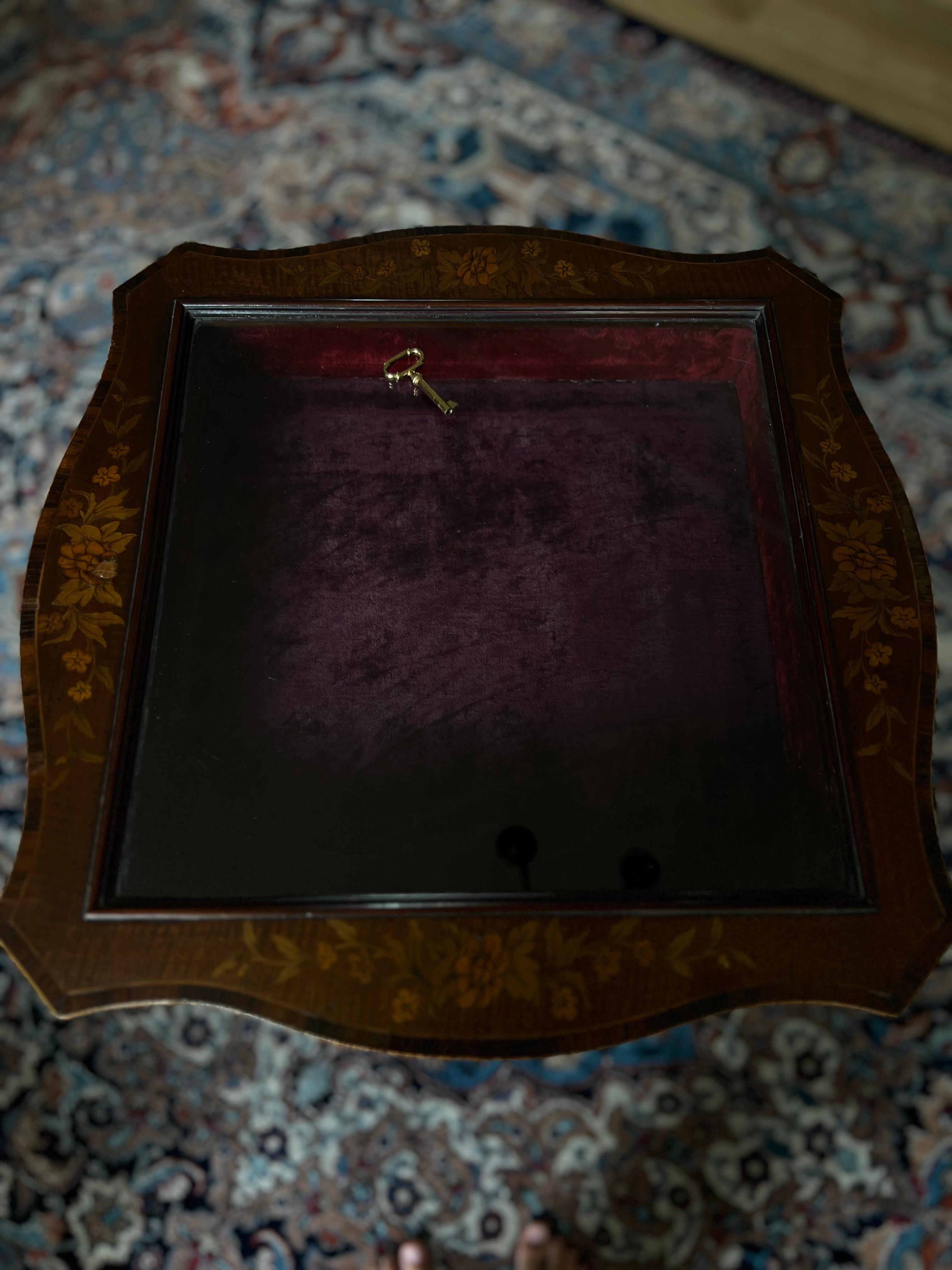 Mesa vitrina francesa del siglo XIX tallada a mano con taracea y tapa de cristal en venta 9