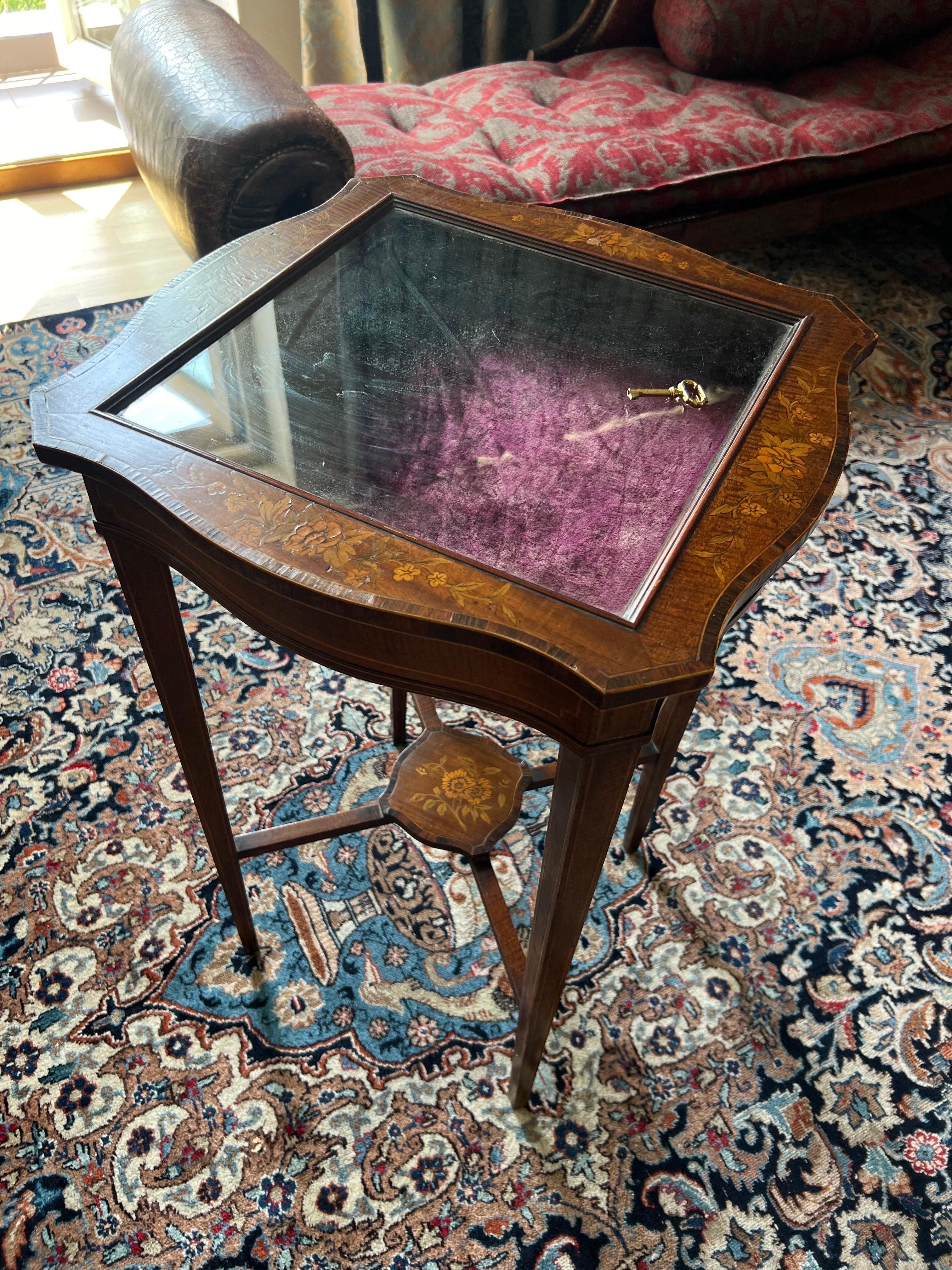 Mesa vitrina francesa del siglo XIX tallada a mano con taracea y tapa de cristal en venta 10