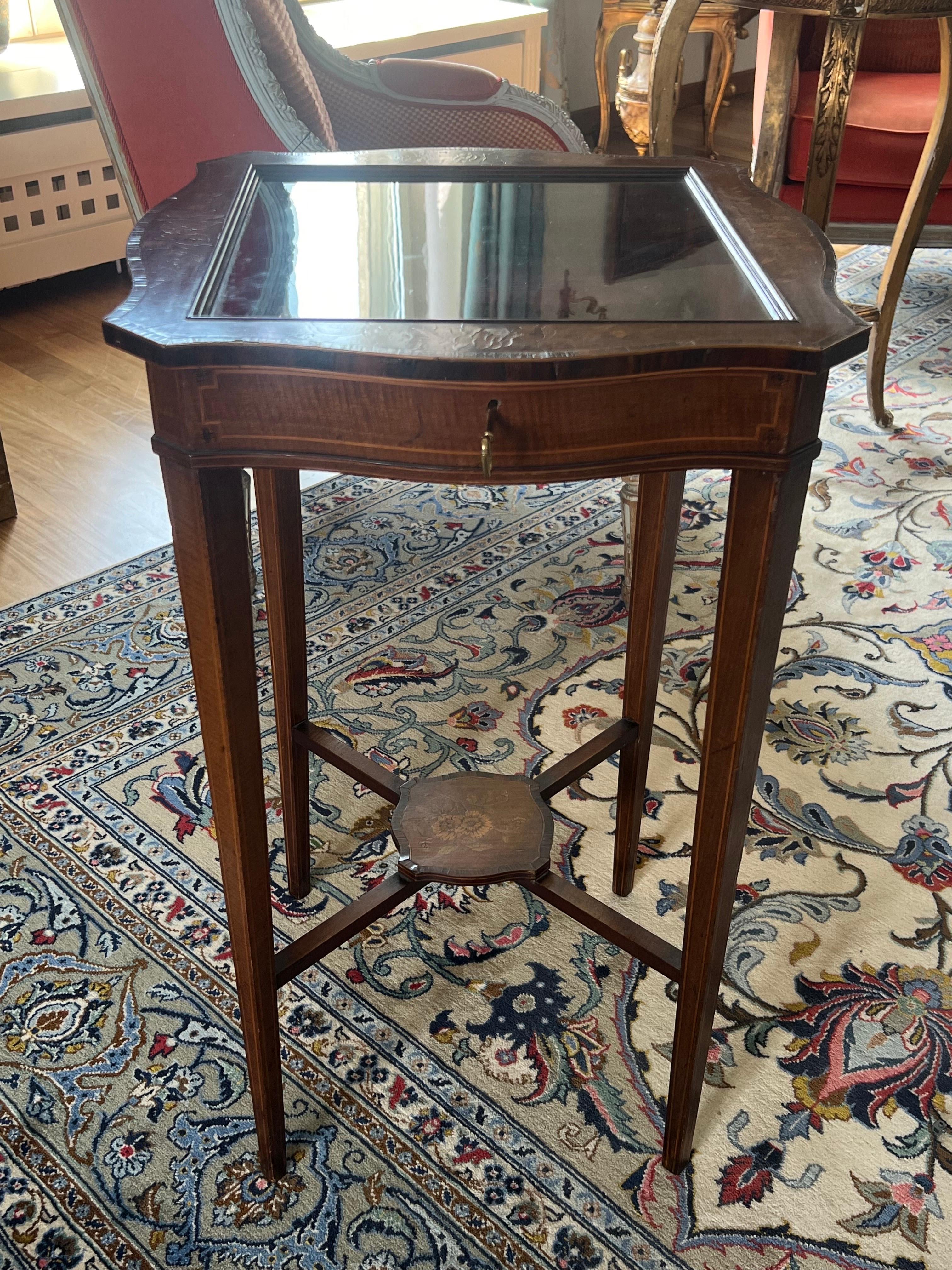 Mesa vitrina francesa del siglo XIX tallada a mano con taracea y tapa de cristal Francés en venta
