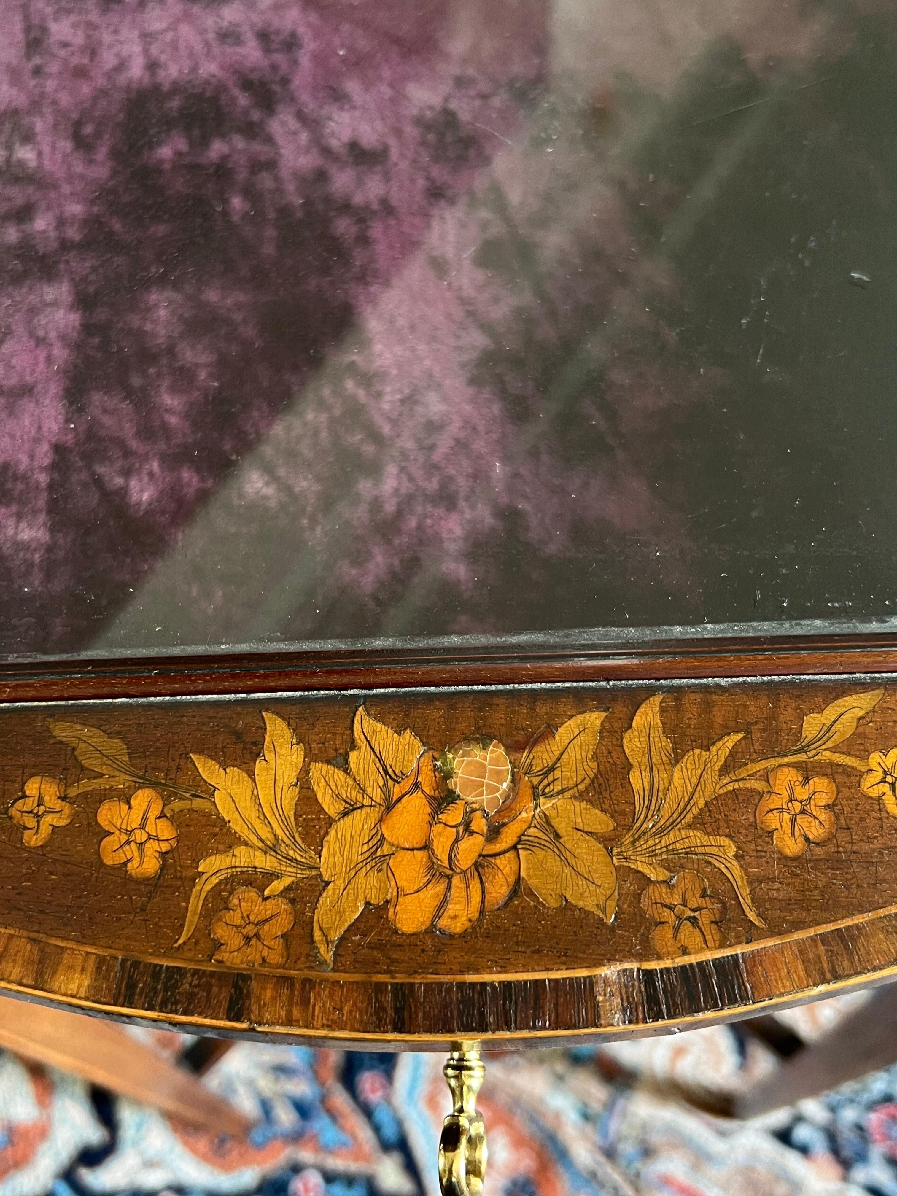 Mesa vitrina francesa del siglo XIX tallada a mano con taracea y tapa de cristal Incrustación en venta