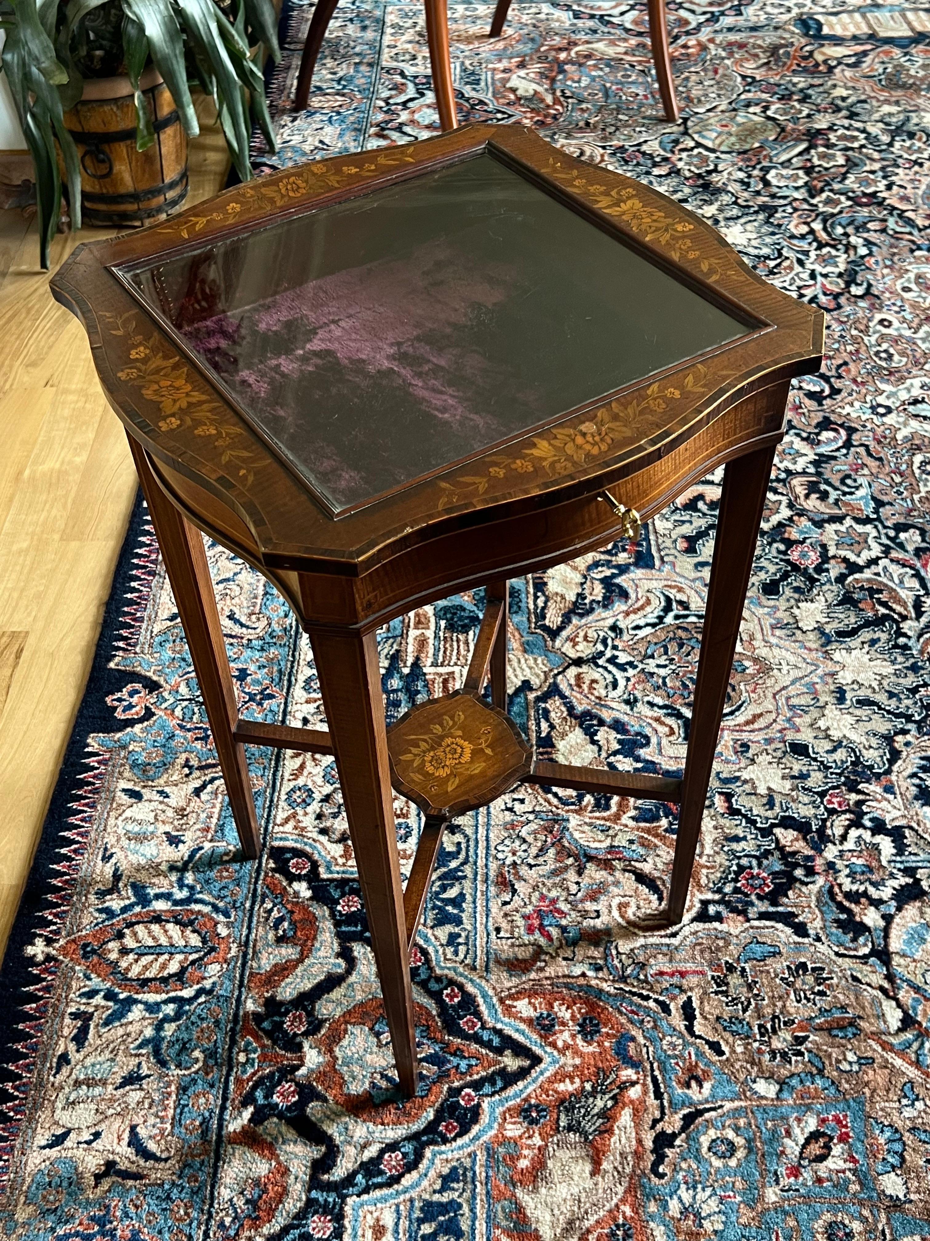 Mesa vitrina francesa del siglo XIX tallada a mano con taracea y tapa de cristal Madera en venta