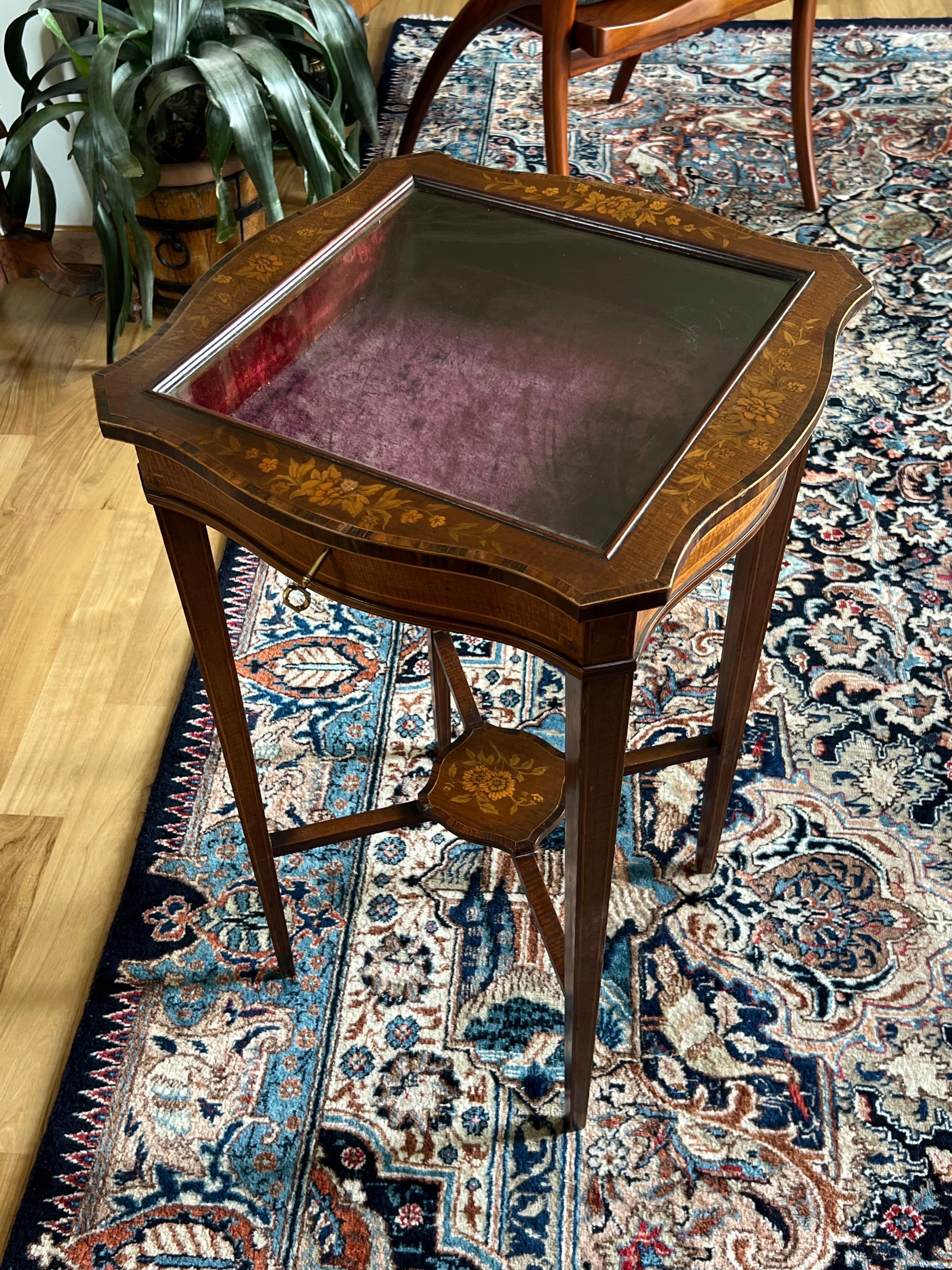 Mesa vitrina francesa del siglo XIX tallada a mano con taracea y tapa de cristal en venta 1