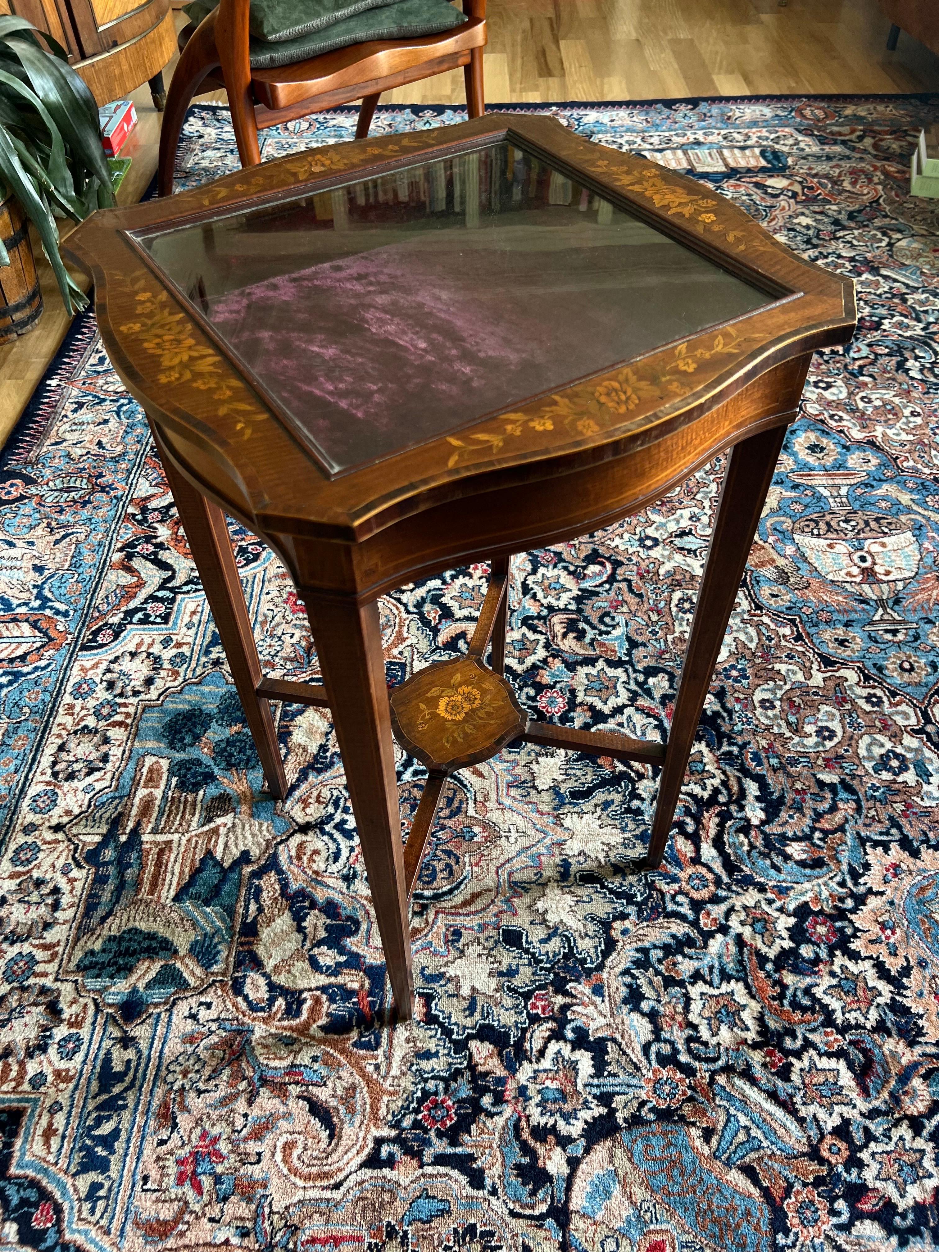 Mesa vitrina francesa del siglo XIX tallada a mano con taracea y tapa de cristal en venta 3