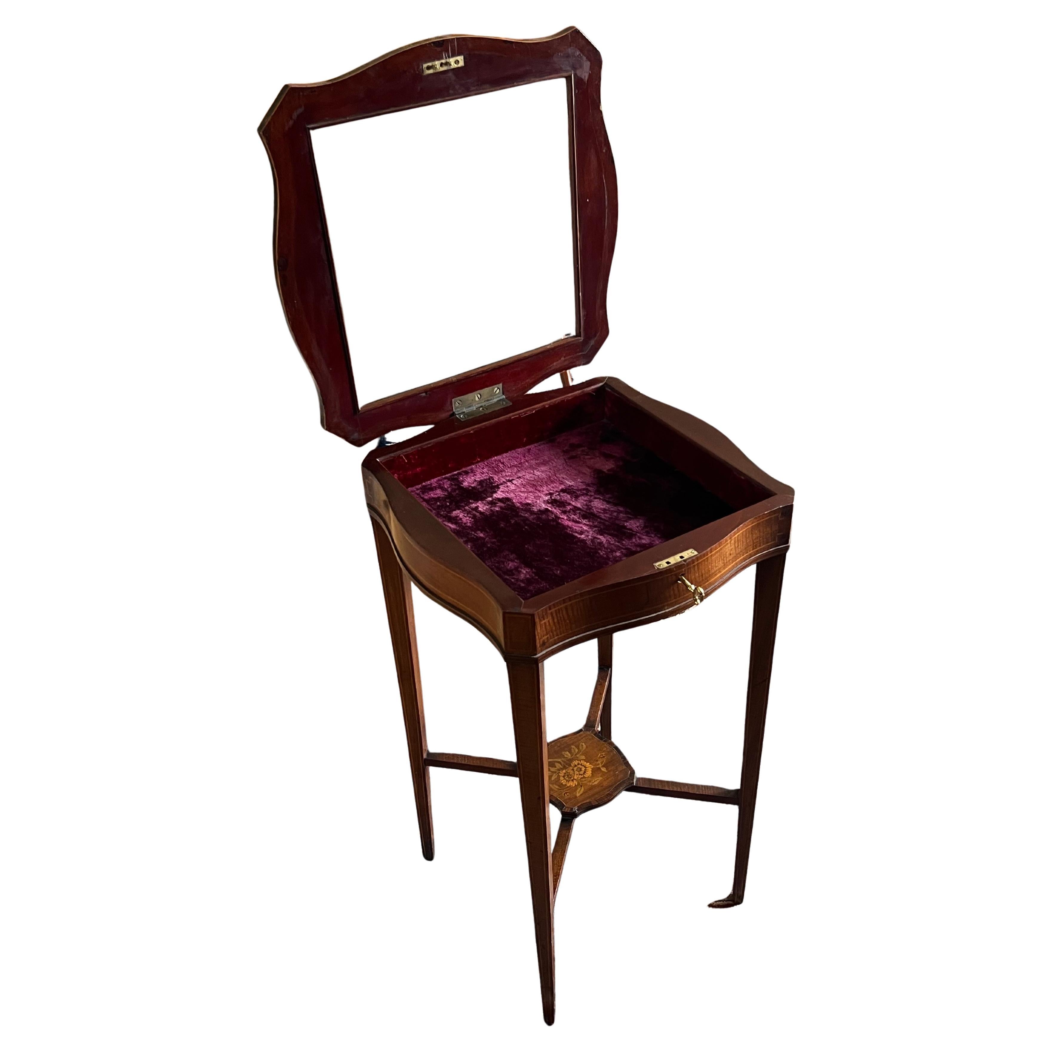 Mesa vitrina francesa del siglo XIX tallada a mano con taracea y tapa de cristal en venta