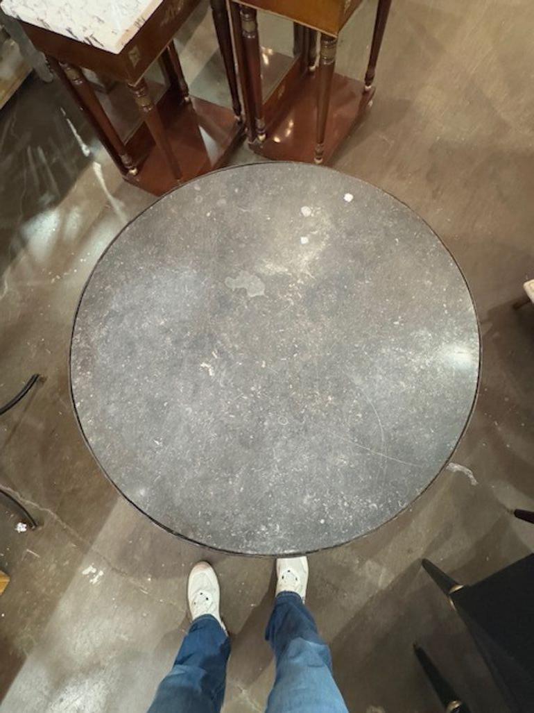 Cette table française du XIXe siècle présente un design unique avec une construction en fer et en laiton, surmontée d'un luxueux marbre. Le matériau du plateau est un marbre exquis, ajoutant une touche d'élégance à la pièce de style français. La