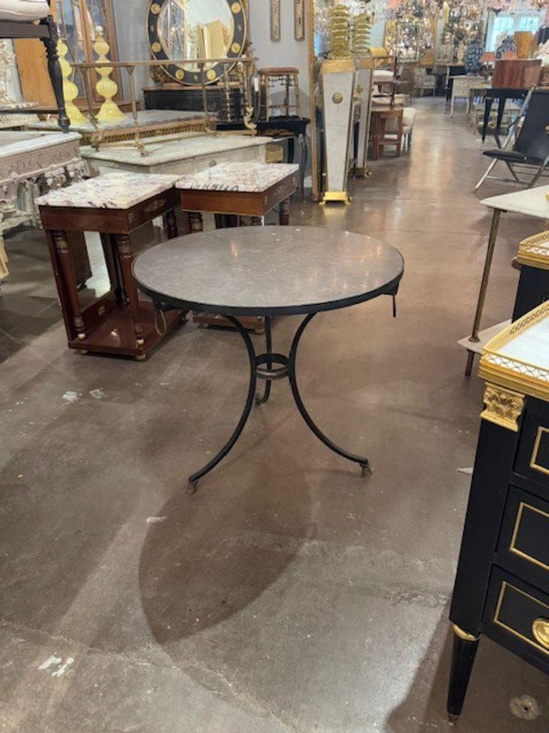 Laiton Tables en fer et laiton du 19e siècle avec plateaux en marbre en vente