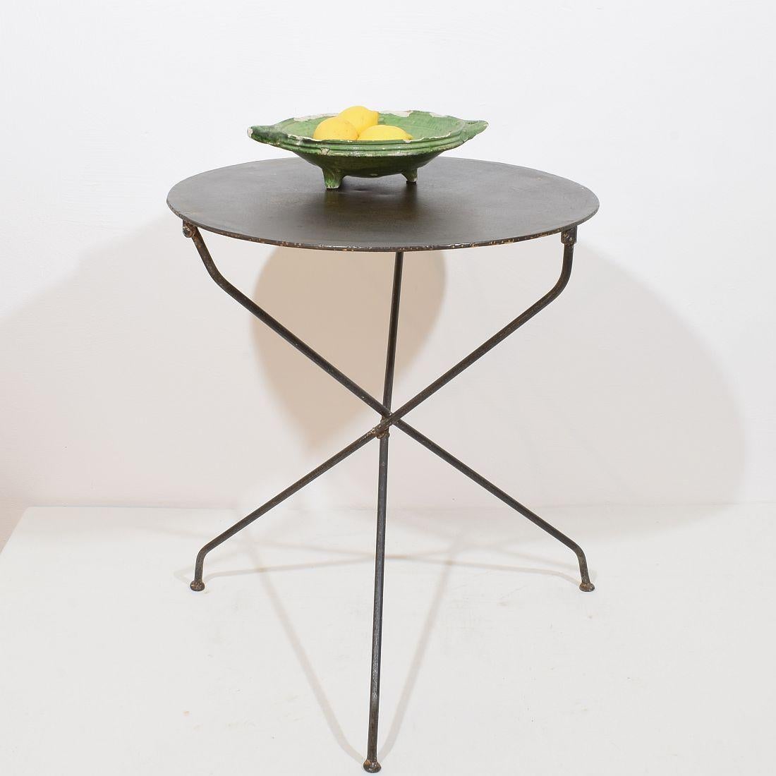 Superbe table de bistrot en fer avec un beau look industriel altéré. Système de pliage unique
France, vers 1880-1900
Météorisé.
H:67,5cm  L:64cm,   Diamètre du haut 58,5. Foldes : 90 cm de haut et  10 cm de profondeur 