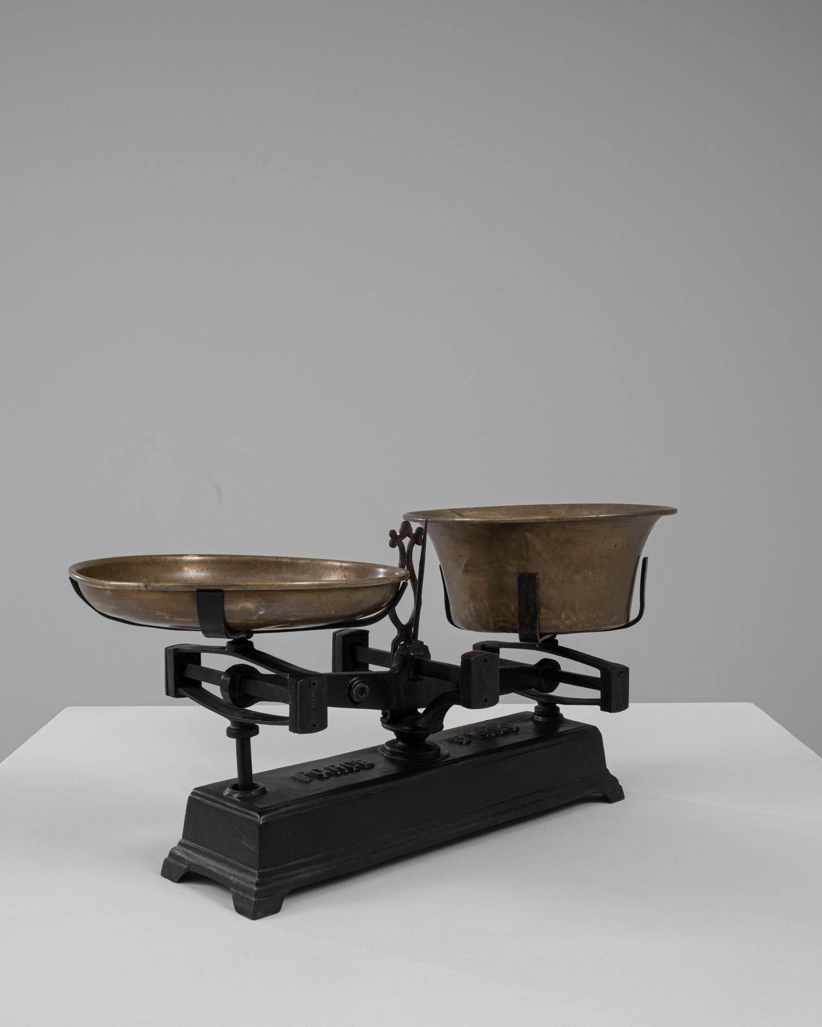 Scala francese in ferro e ottone del XIX secolo In condizioni buone in vendita a High Point, NC