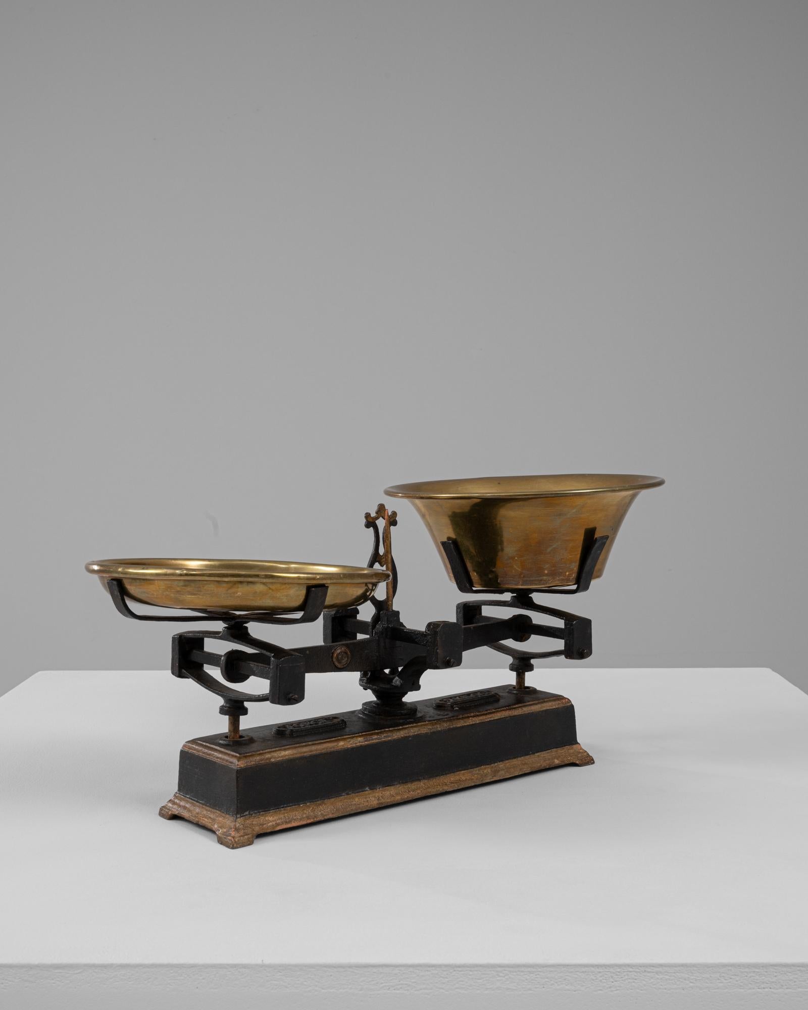 Scala francese in ferro e ottone del XIX secolo In condizioni buone in vendita a High Point, NC