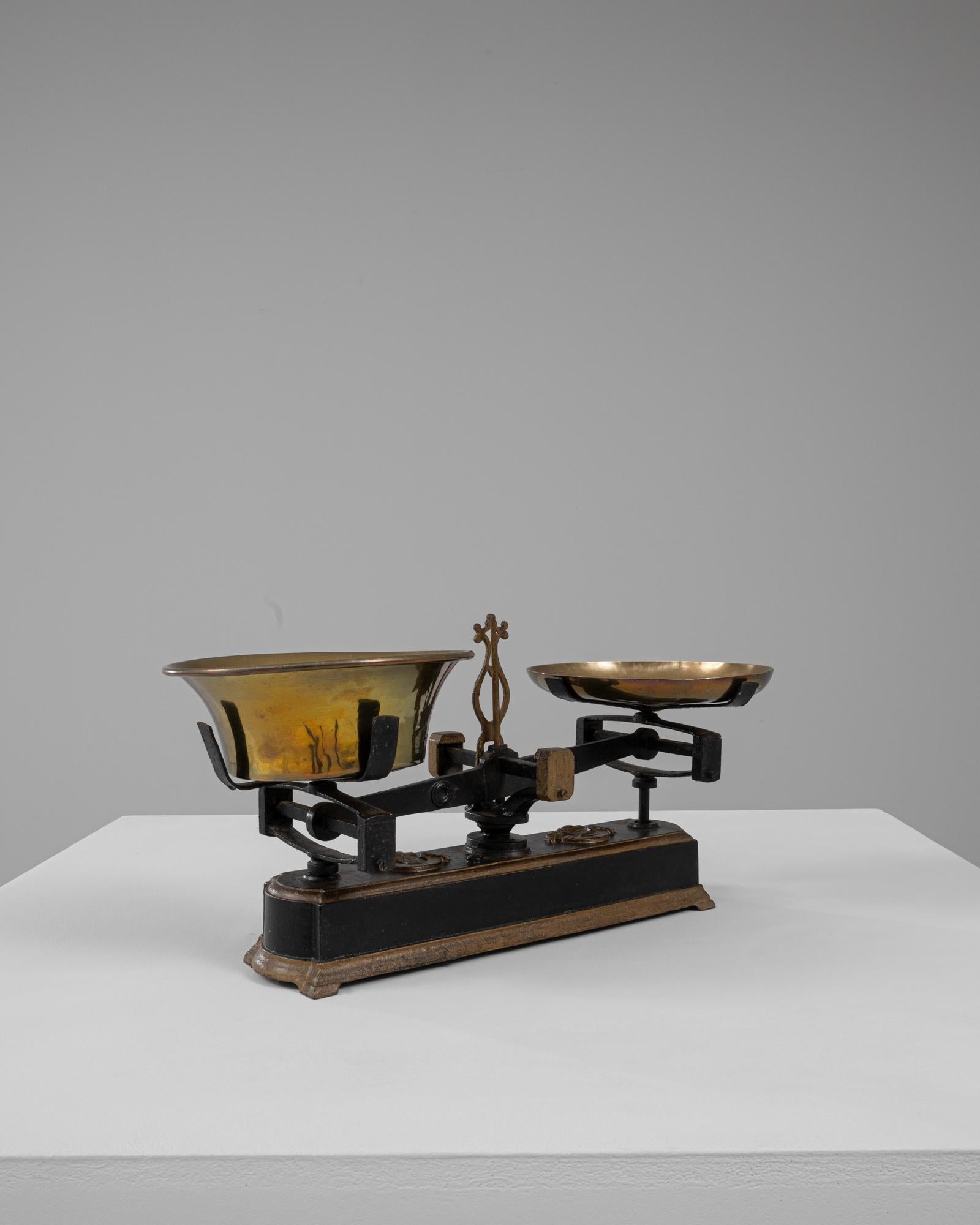 Scala francese in ferro e ottone del XIX secolo In condizioni buone in vendita a High Point, NC