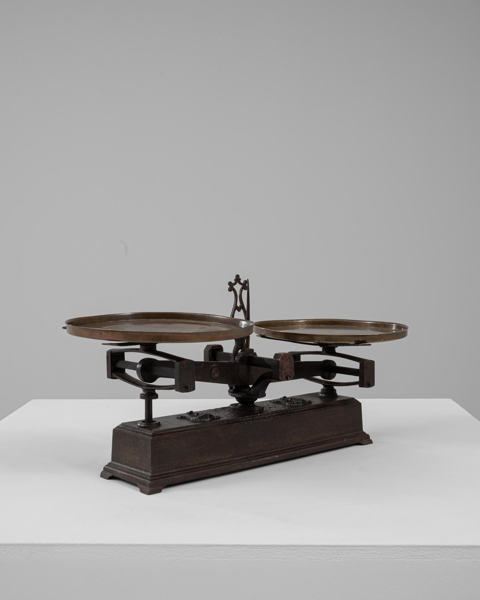 Scala francese in ferro e ottone del XIX secolo In condizioni buone in vendita a High Point, NC