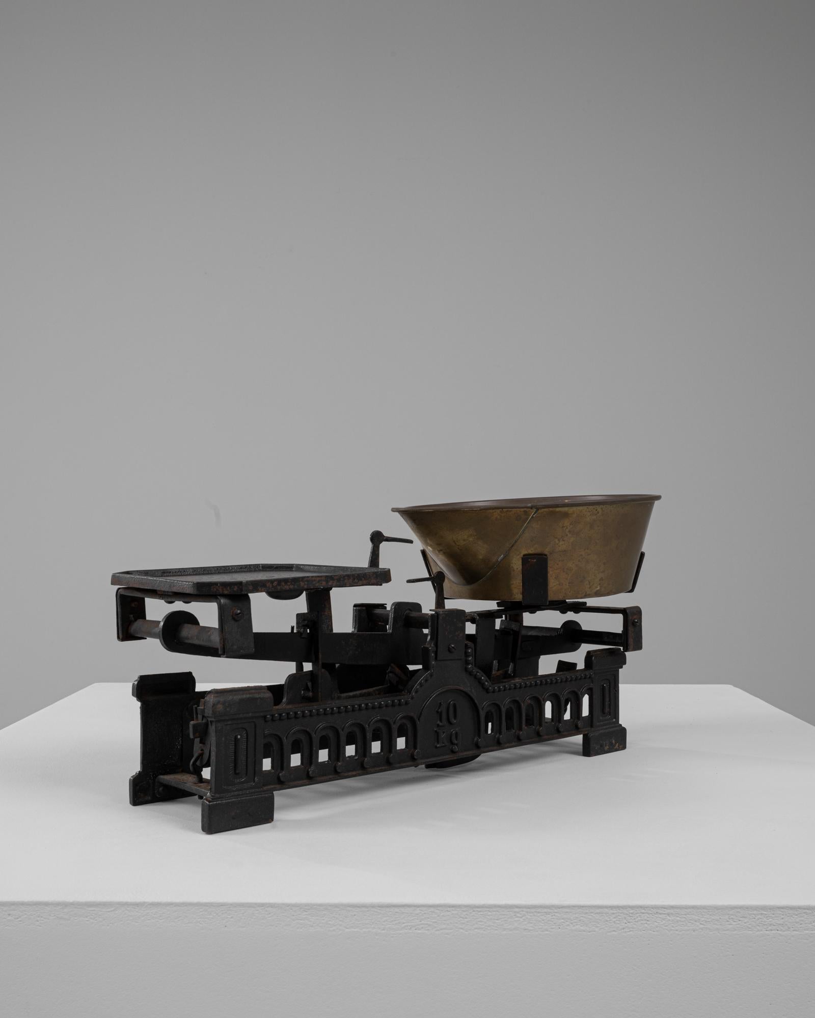 Scala francese in ferro e ottone del XIX secolo In condizioni buone in vendita a High Point, NC