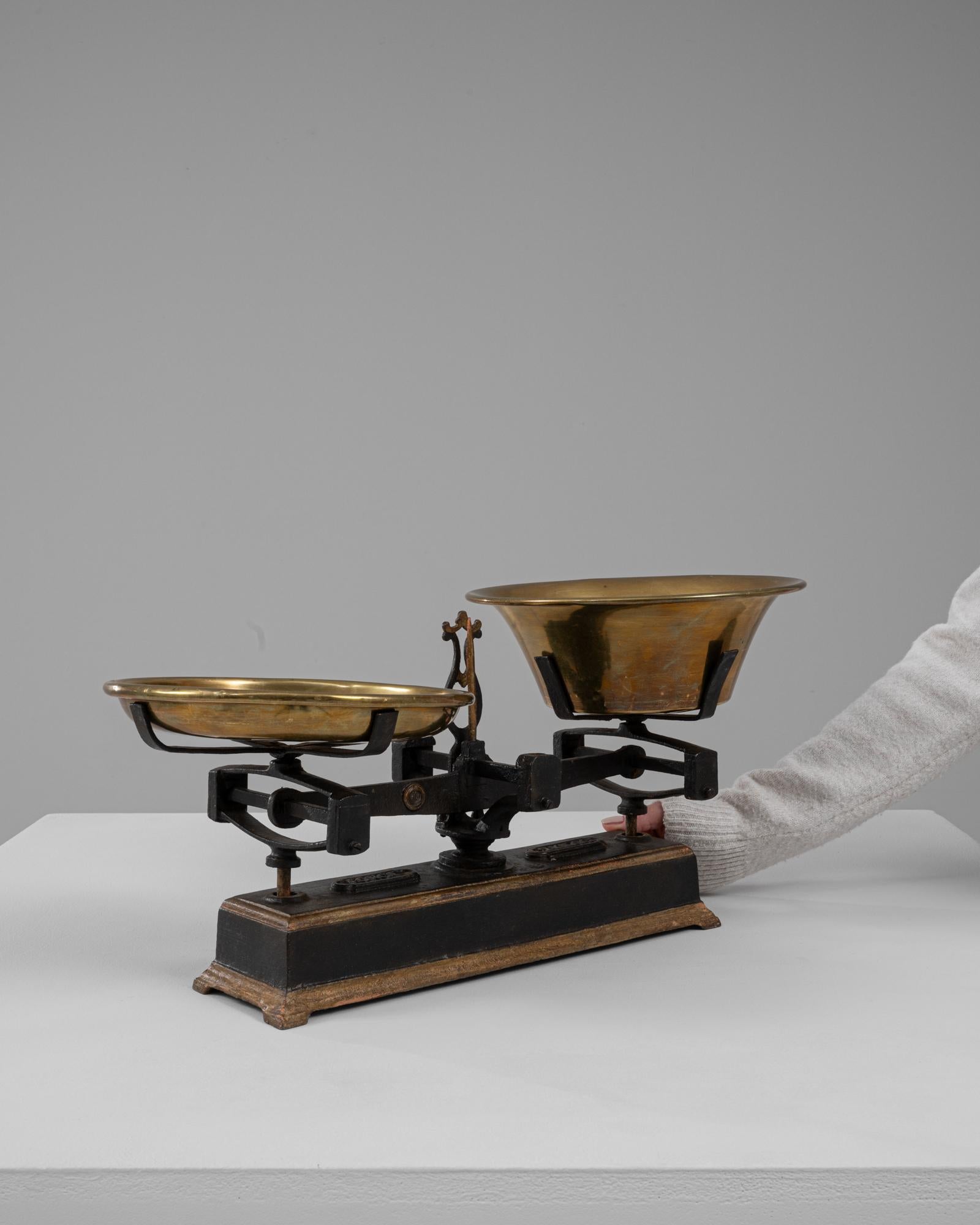 Ferro Scala francese in ferro e ottone del XIX secolo in vendita