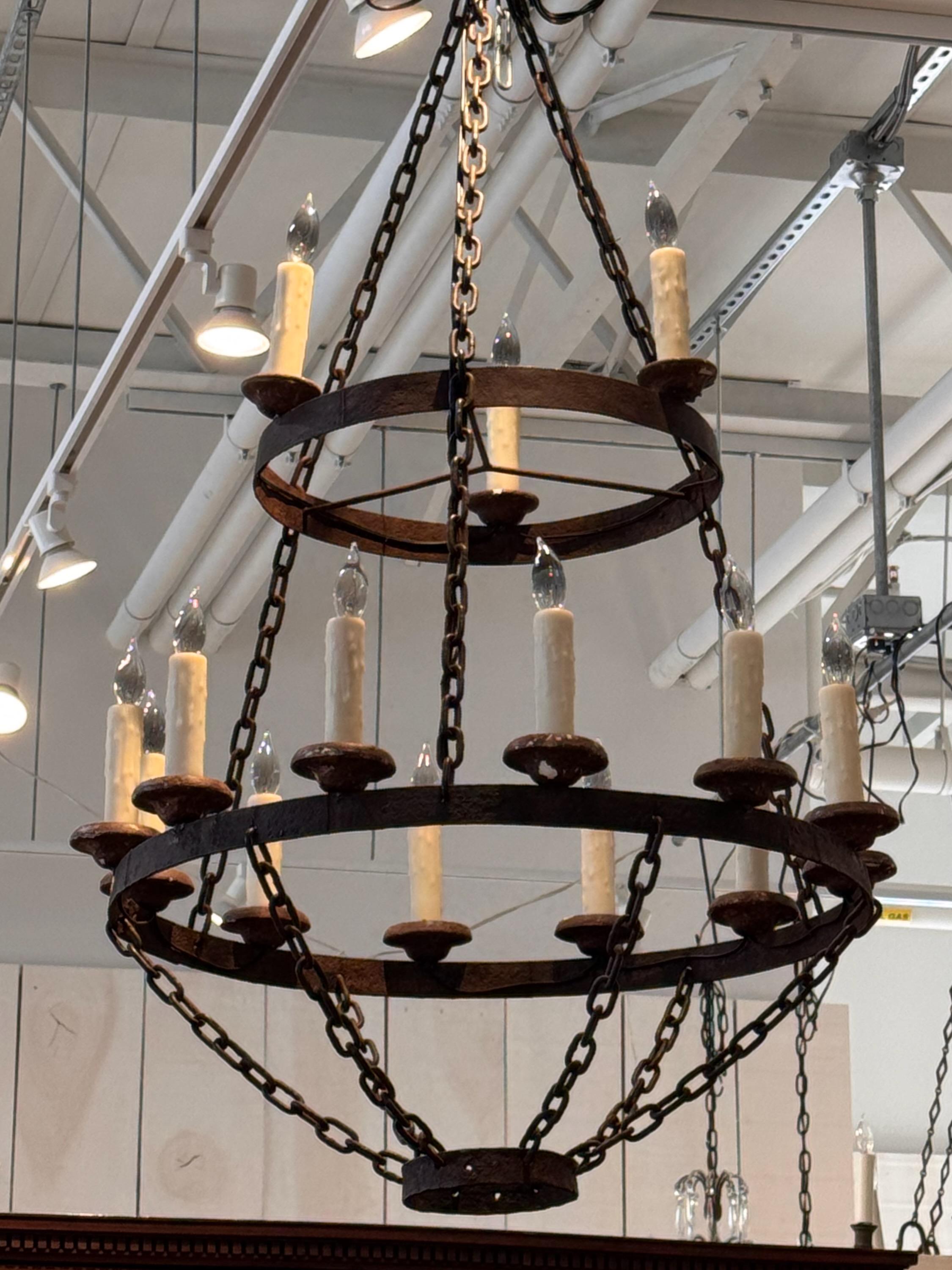 Un grande e imponente lampadario in ferro. Aggiungi un aspetto rustico alla tua stanza.