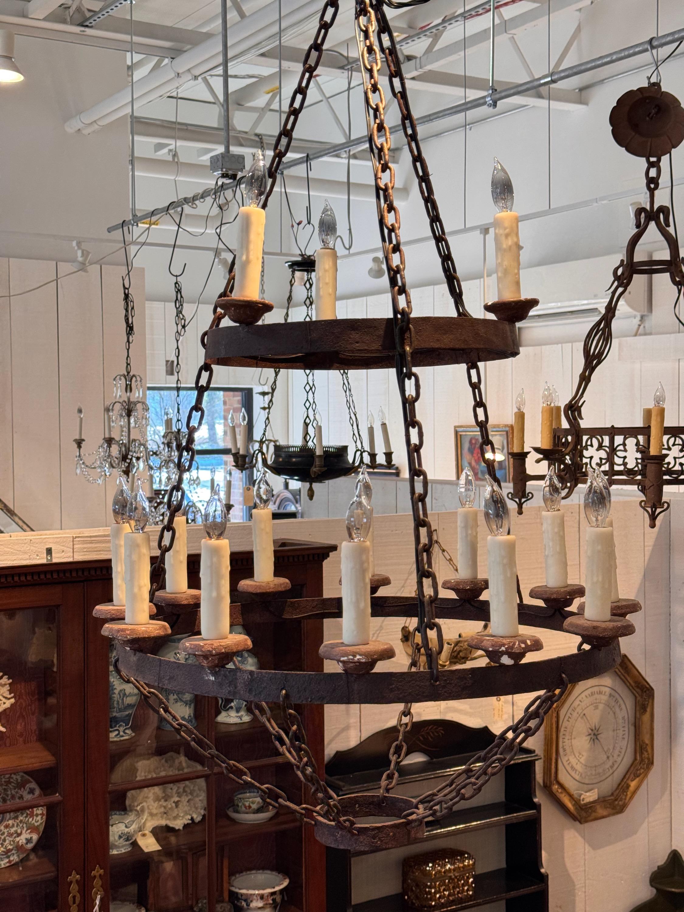 Lampadario francese in ferro del XIX secolo in vendita 3
