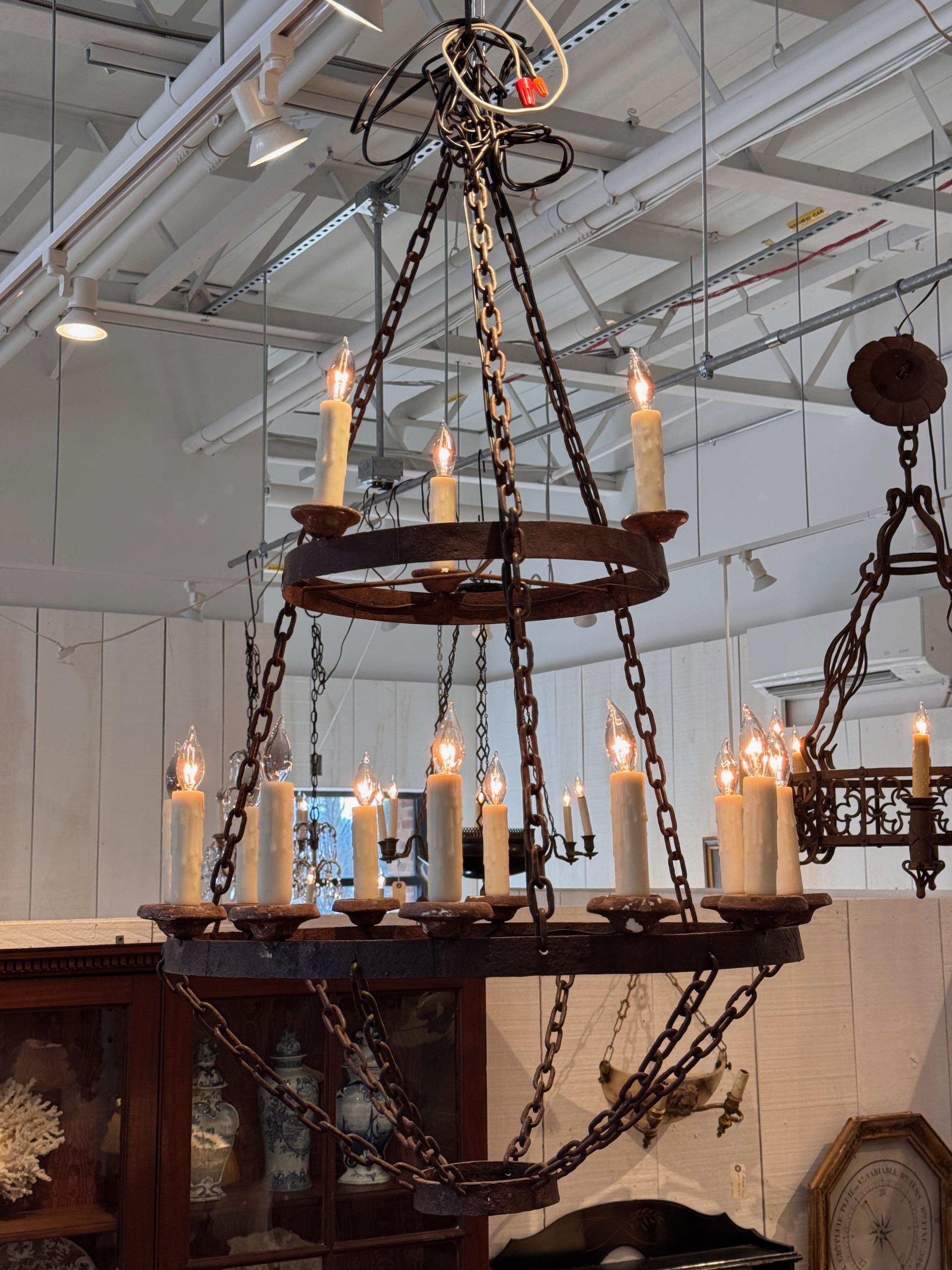 Lampadario francese in ferro del XIX secolo in vendita 4