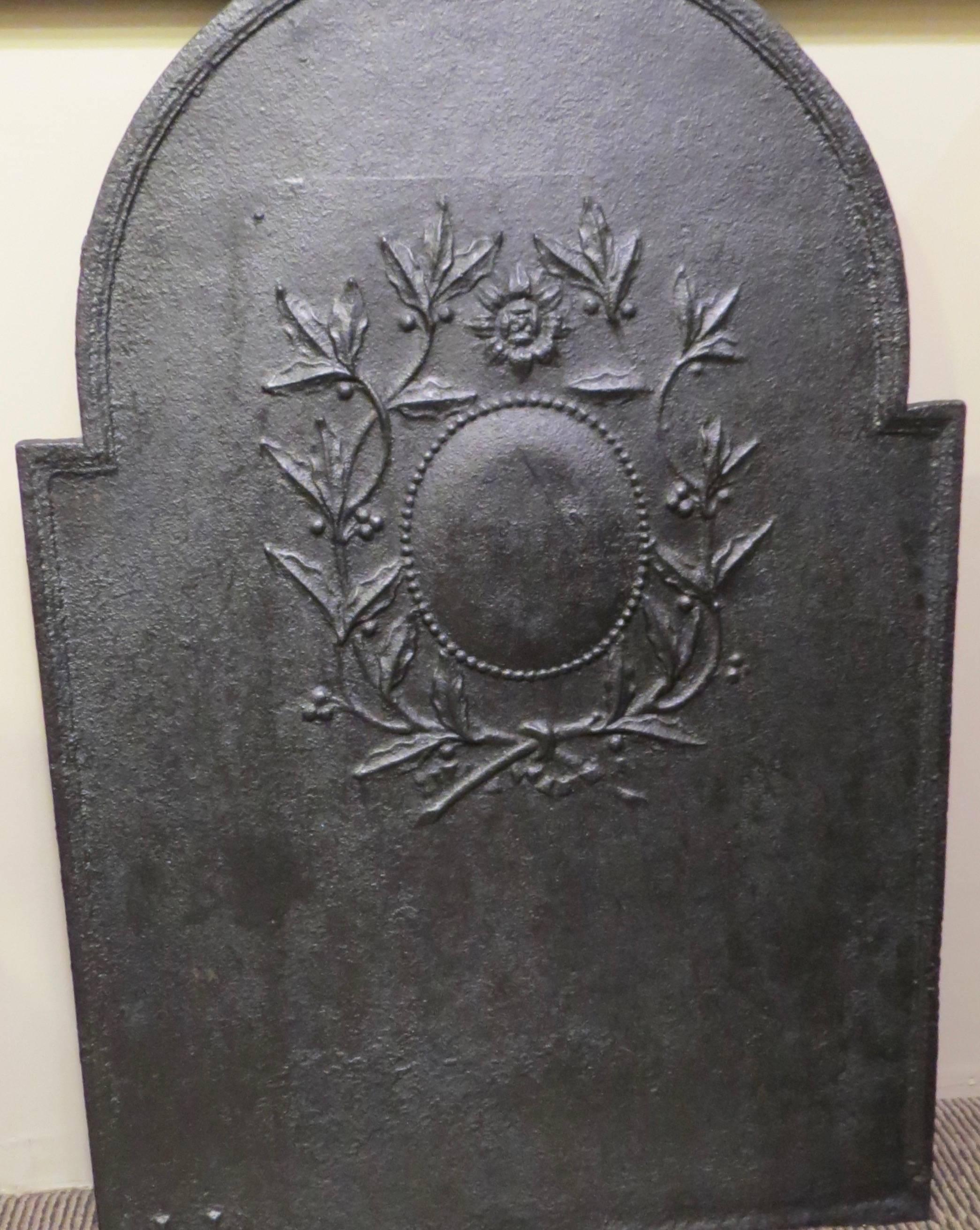 19th Century French Iron Fireback with Wreath Motif In Excellent Condition For Sale In Tulsa, OK