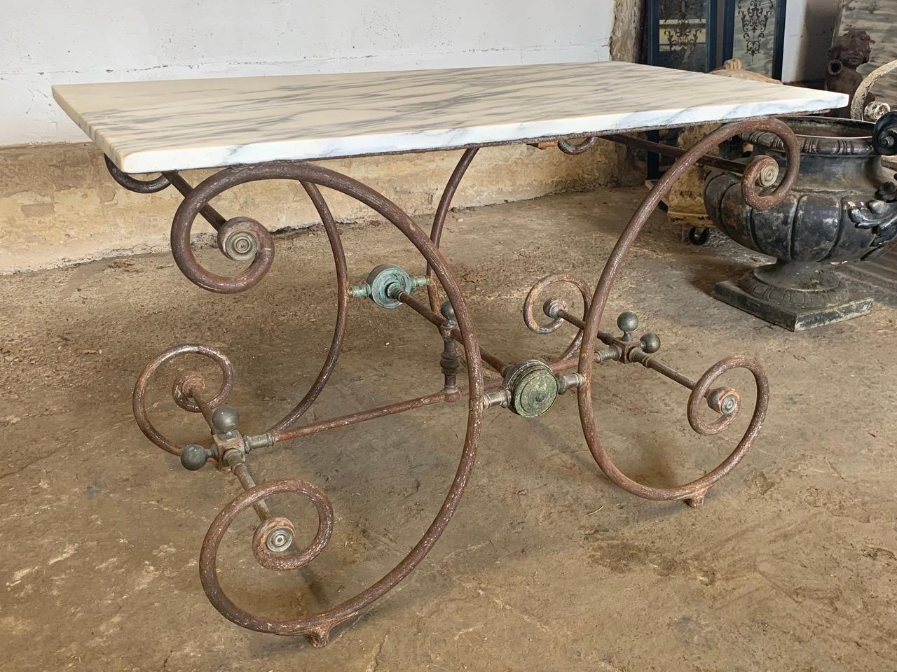 Une belle table de boucher du 19ème siècle en fer et marbre de France. Cette table ferait une excellente table de jardin ou serait tout aussi belle à l'intérieur.
Veuillez nous contacter pour obtenir un devis d'expédition précis.