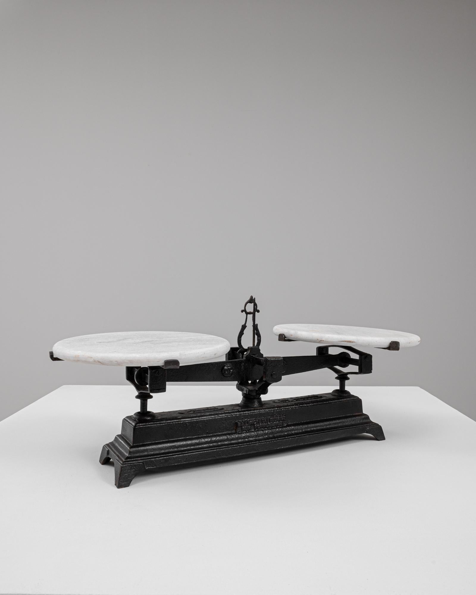 Scala francese in ferro e marmo del XIX secolo In condizioni buone in vendita a High Point, NC