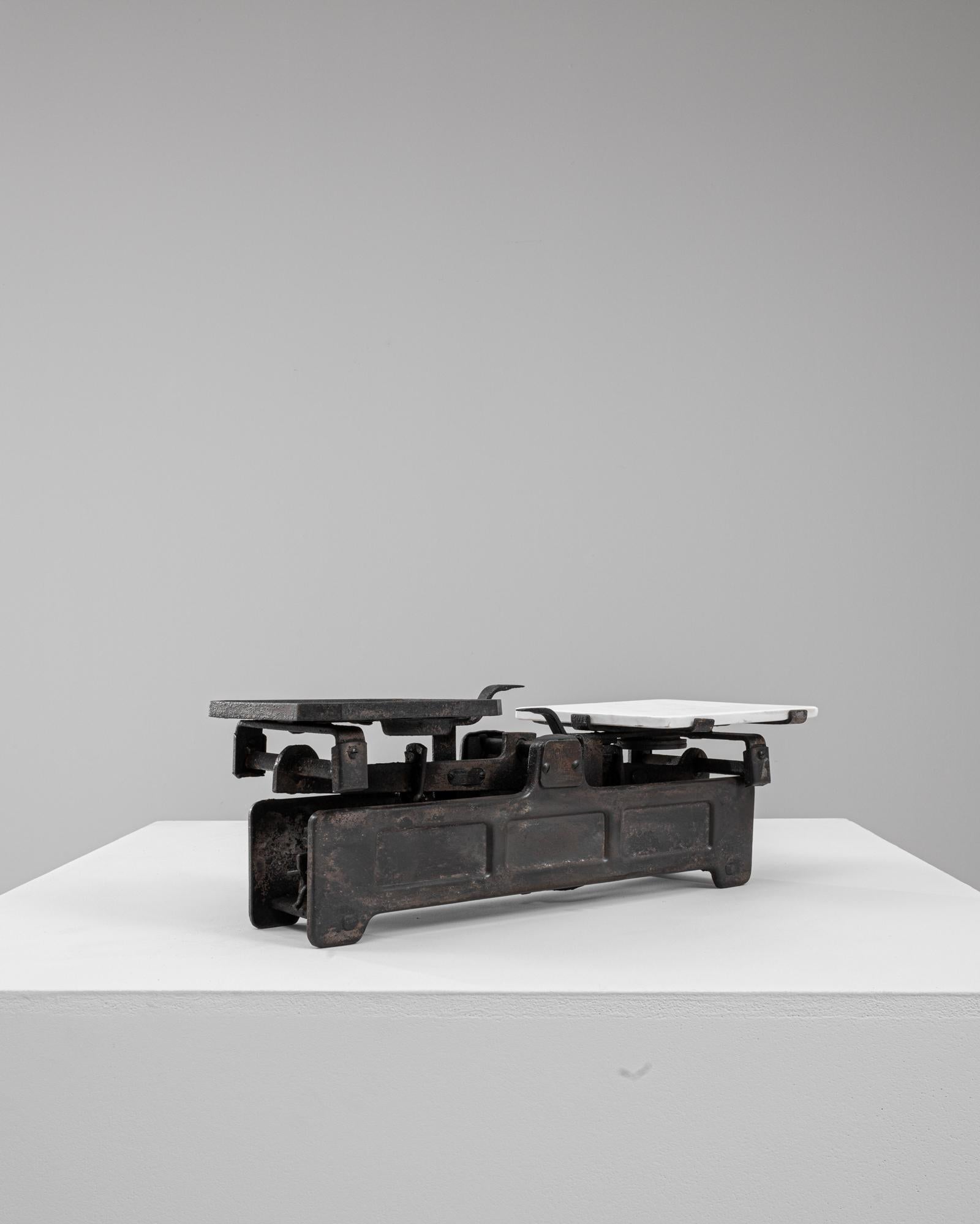 Scala francese in ferro e marmo del XIX secolo In condizioni buone in vendita a High Point, NC