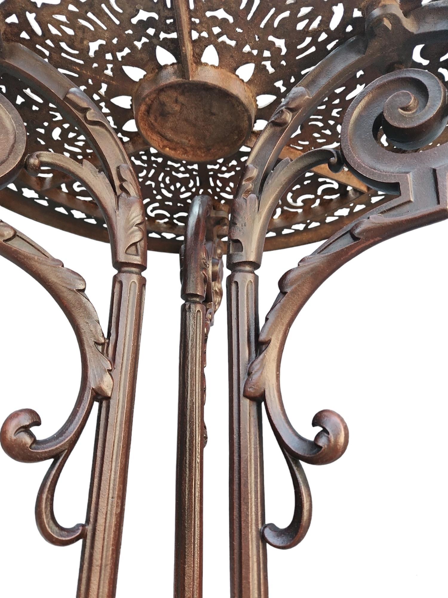 19. Jahrhundert Französisch Eisen neoklassischen runden Tisch im Angebot 2