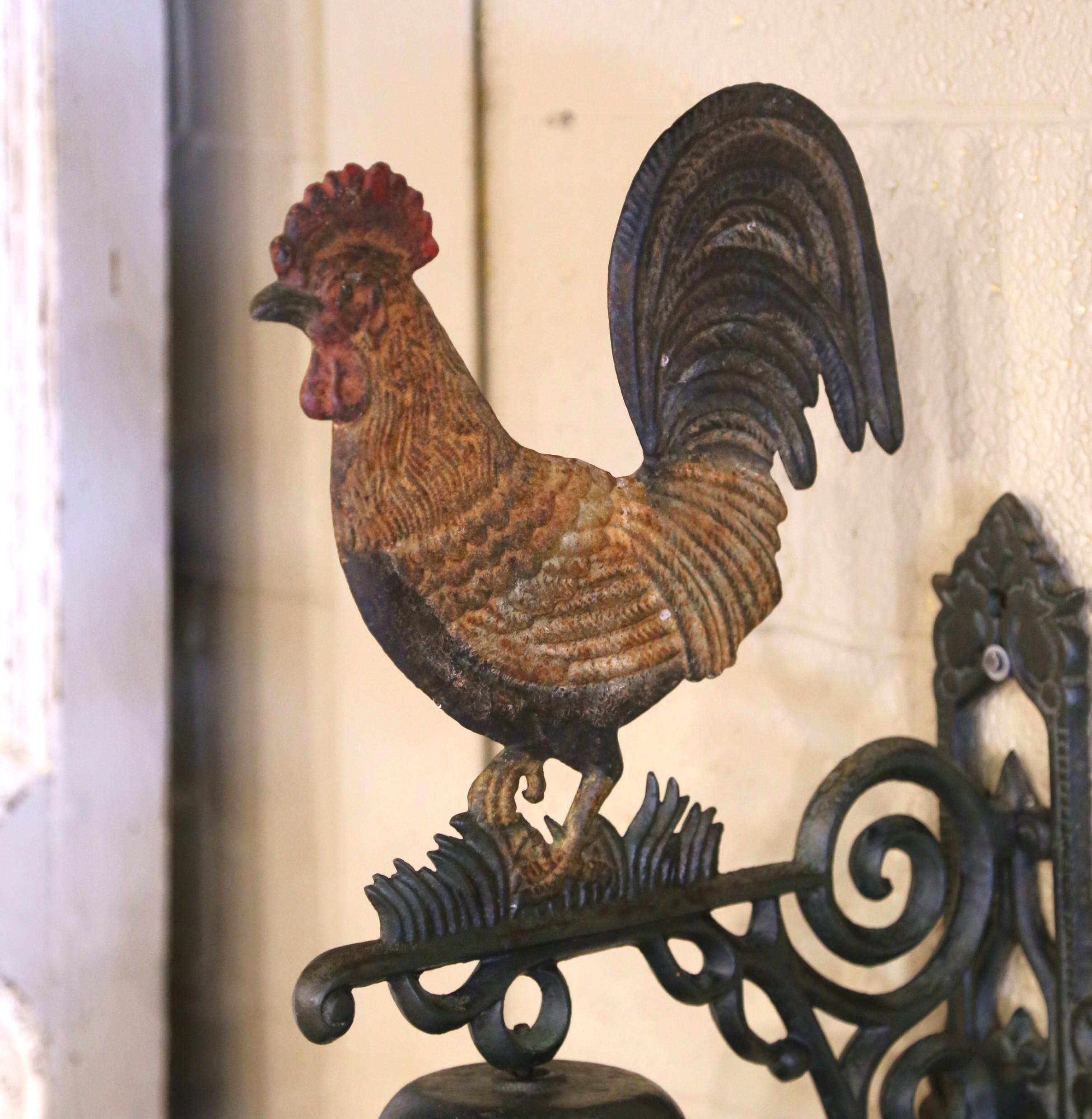 Country Cloche murale en fer du 19e siècle, avec chaîne de tirage en vente
