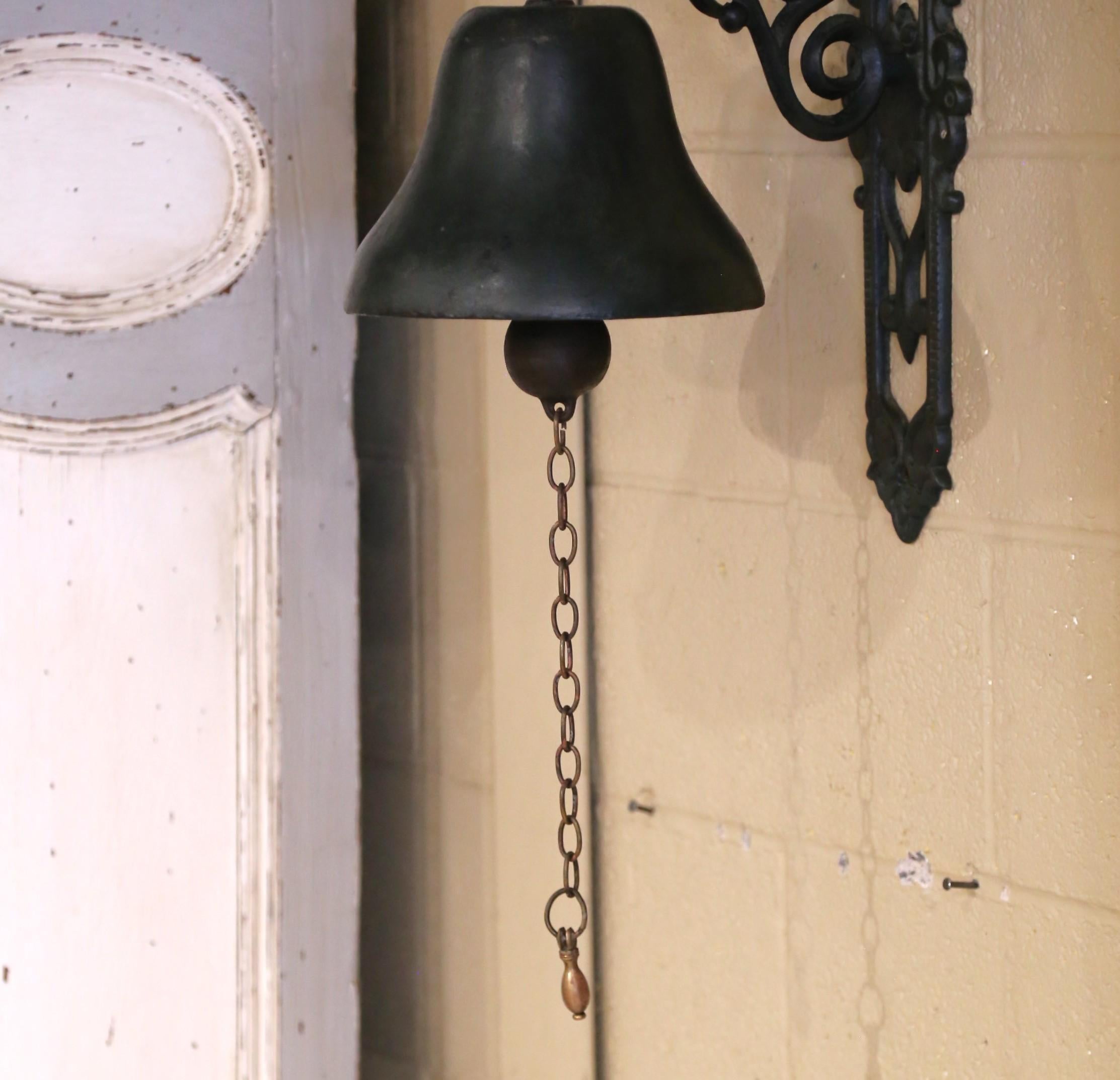 XIXe siècle Cloche murale en fer du 19e siècle, avec chaîne de tirage en vente