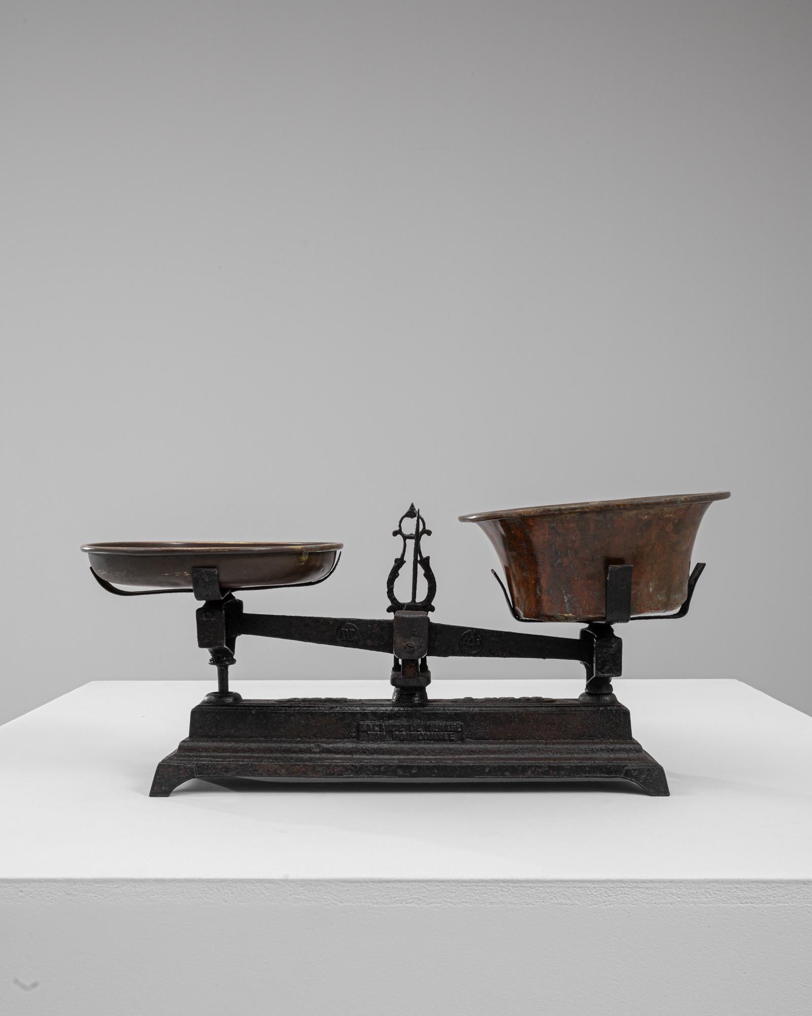 Questa bilancia in ferro francese del XIX secolo presenta una silhouette audace e ben realizzata che riflette l'eleganza utilitaristica dei tradizionali strumenti da officina francesi. La base in ghisa presenta dettagli architettonici nitidi e una