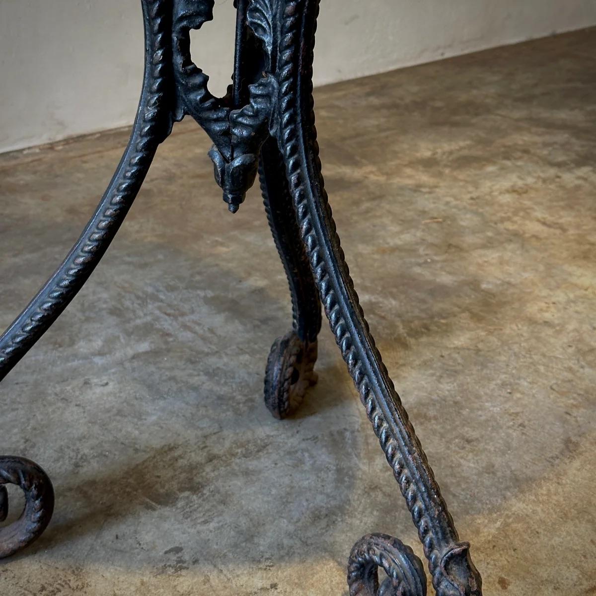 Table en fer du 19e siècle avec plateau en acajou Bon état - En vente à Los Angeles, CA