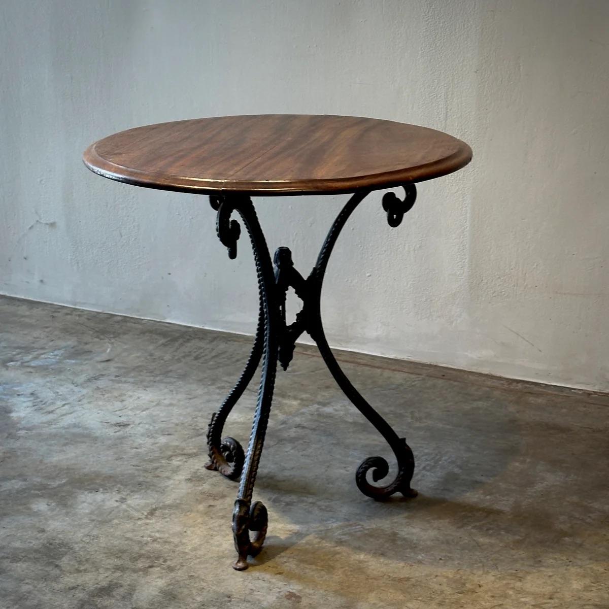 Victorien Table en fer du 19e siècle avec plateau en acajou en vente